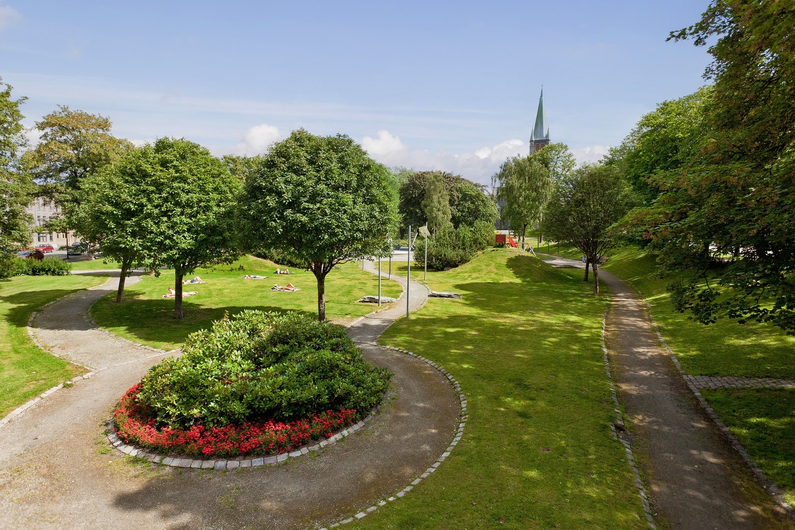 To minutters gange til koselige Lademoen park, en park som er opparbeidet i senere år, med utmerkede muligheter for sosiale sammenkomster. Galleribilde