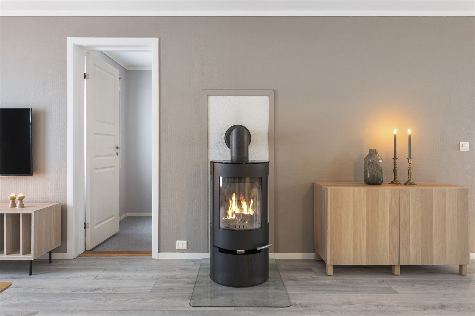 Peisovn i stuen som gir lun varme Galleribilde