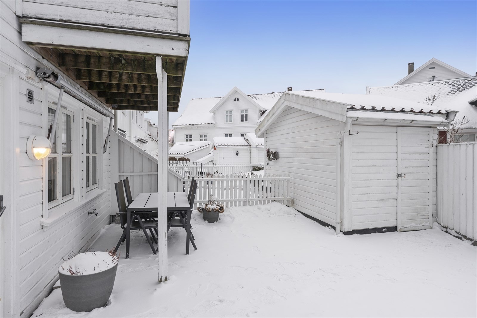 Lettstelt og trivelig bakgård Galleribilde