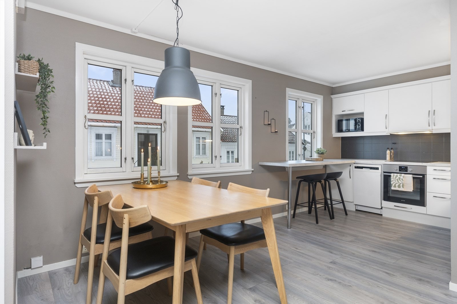 Kjøkkenet har en delvis åpen løsning mot stuen Galleribilde