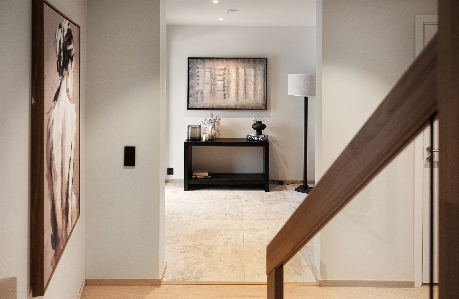 Fra hallen fører trappen opp til boligens øvrige etasjer. Galleribilde