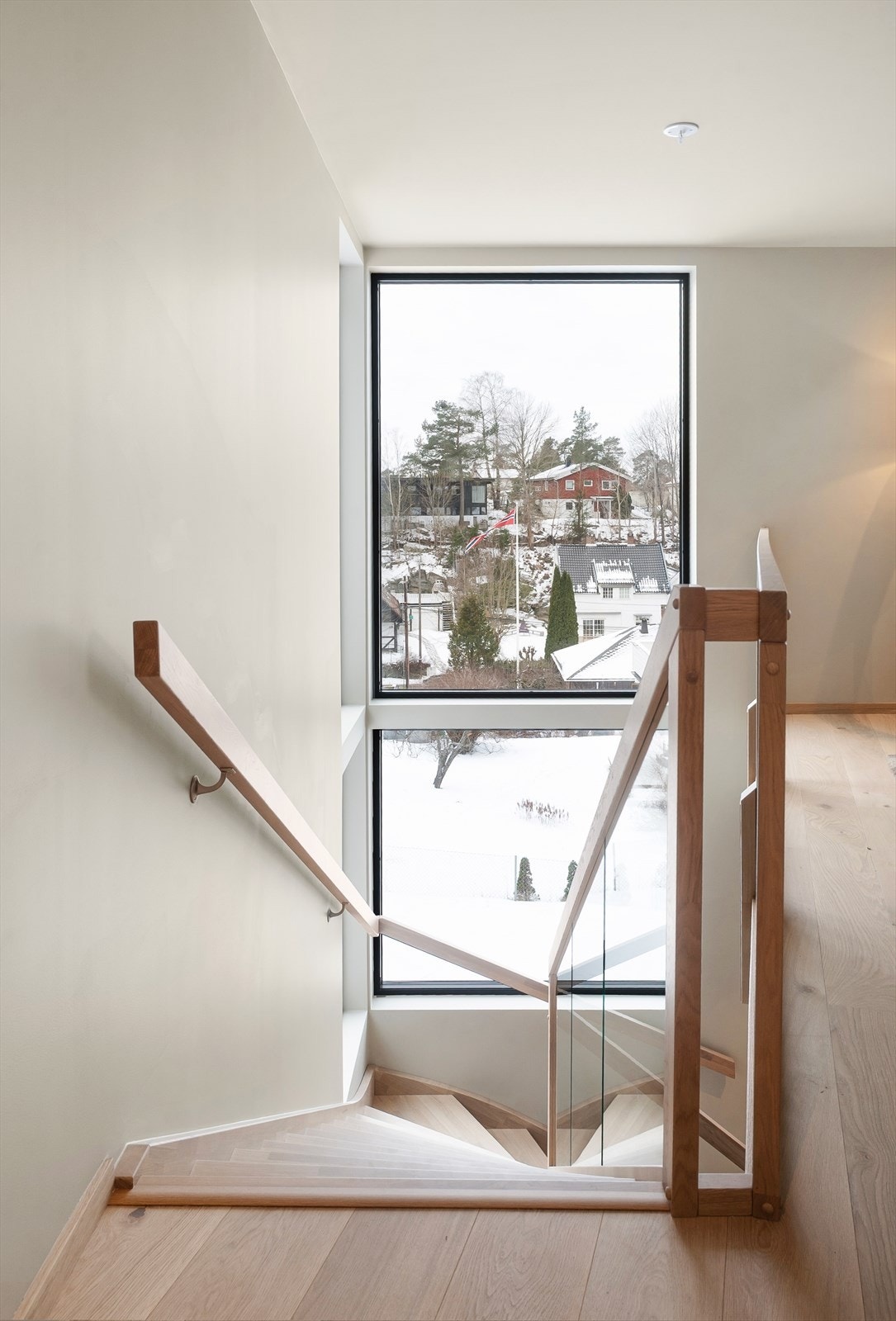 Trappen leder opp til boligens sosiale sone i toppetasjen. Galleribilde