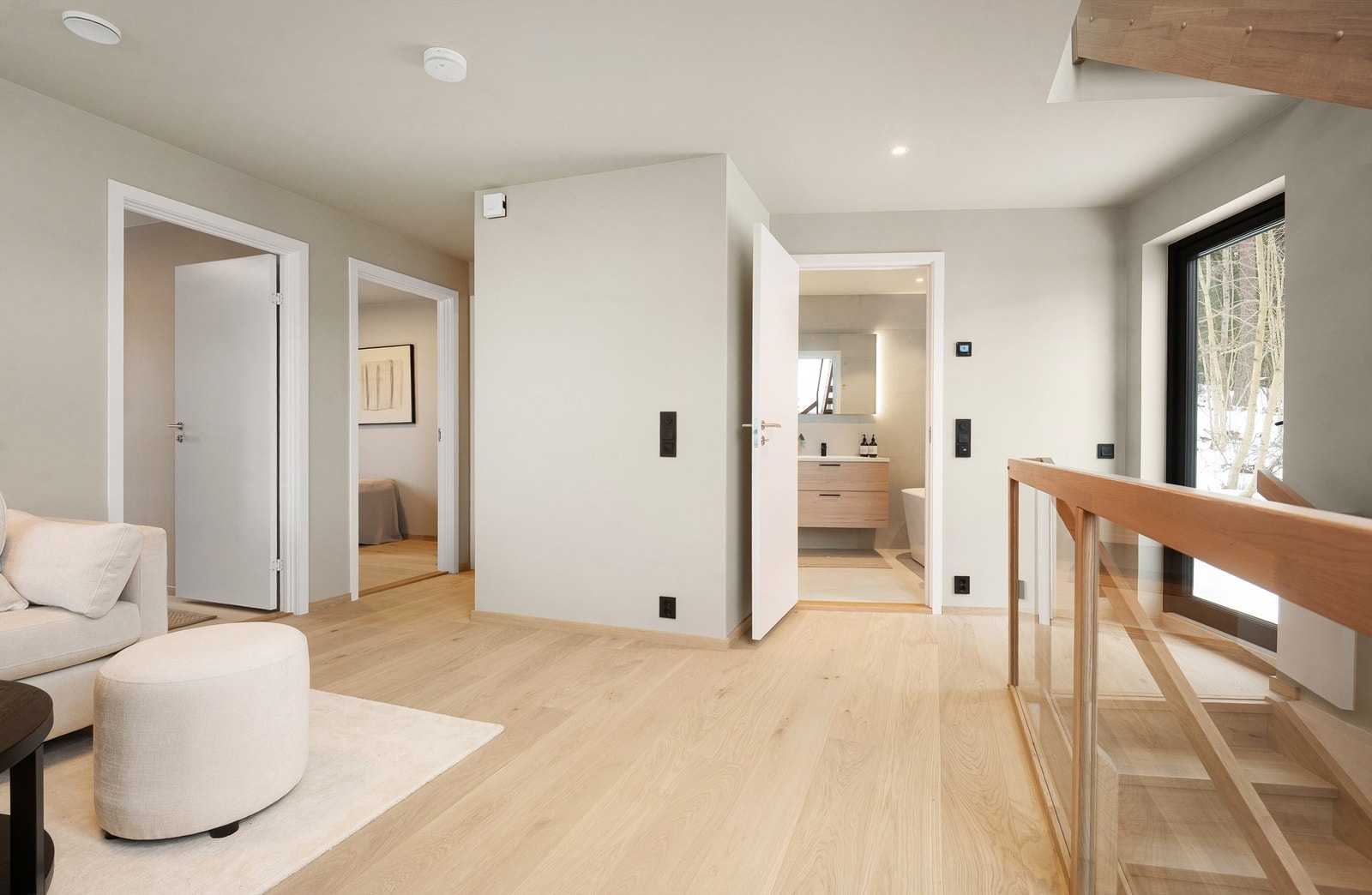 Denne etasjen rommer boligens soveavdeling med fire soverom og to bad. Galleribilde