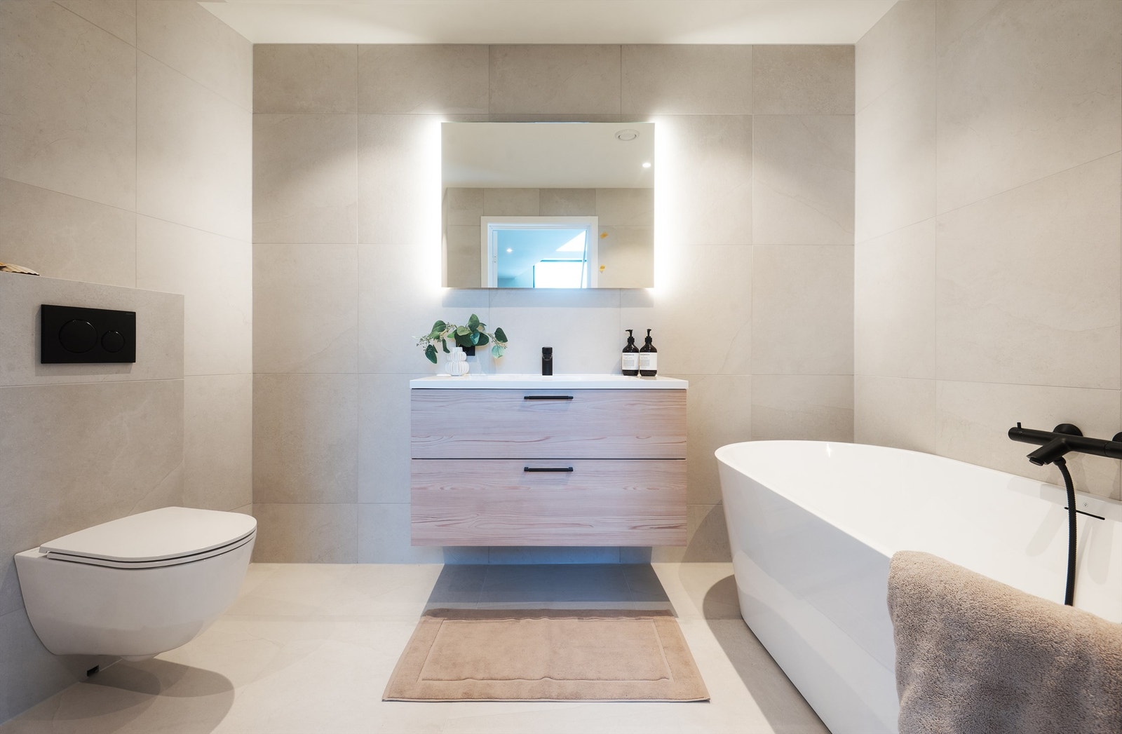 Etasjens hovedbad er romslig og utstyrt med et frittstående badekar. Galleribilde