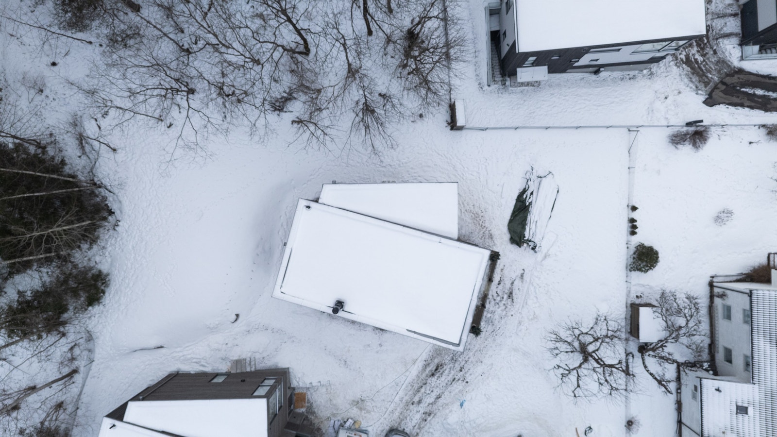 Eiendommen ligger skjermet til med skog og friområder som nærmeste nabo. Galleribilde