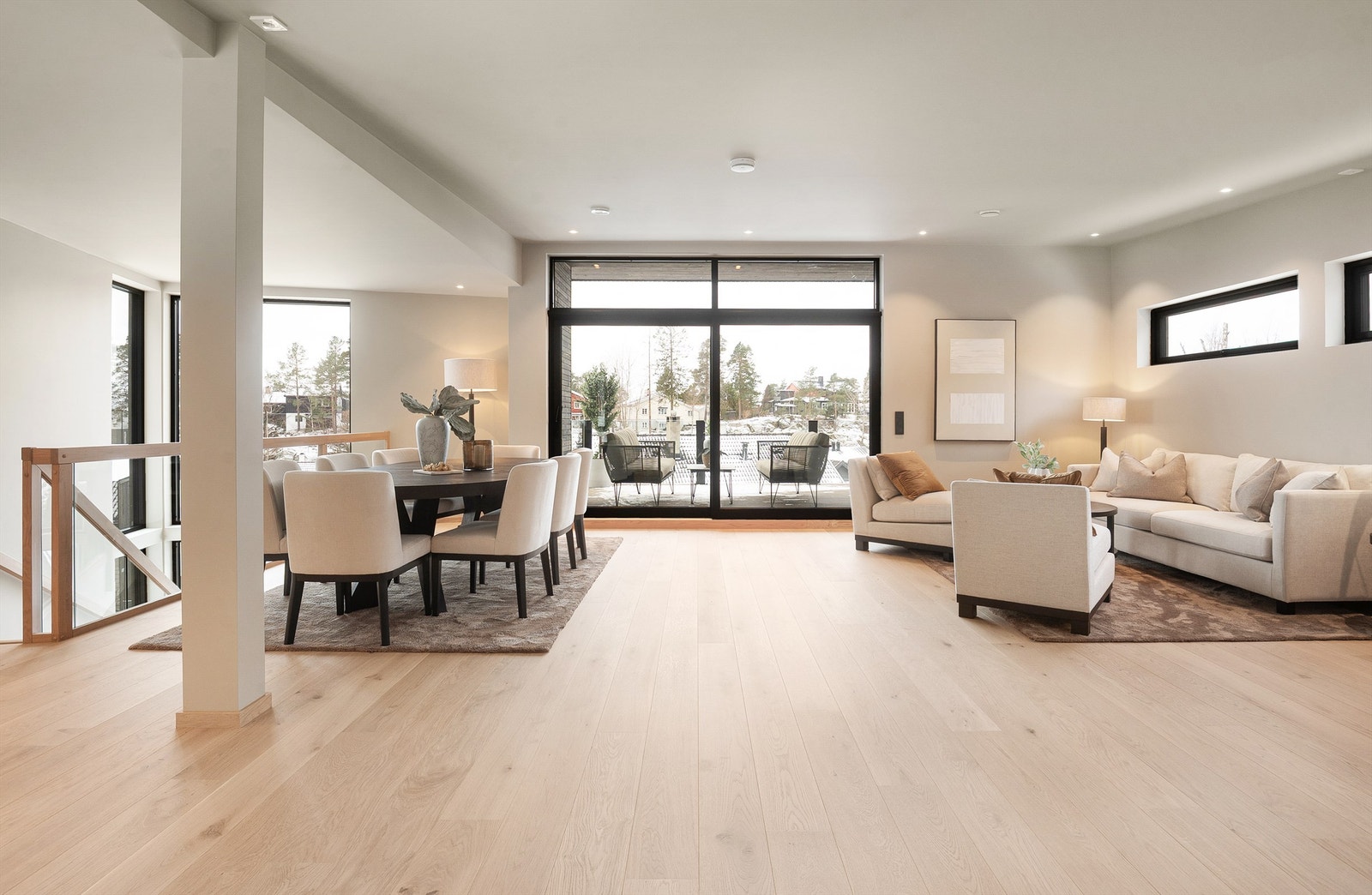 Store vinduer og god takhøyde gir en eksepsjonell romfølelse. Galleribilde