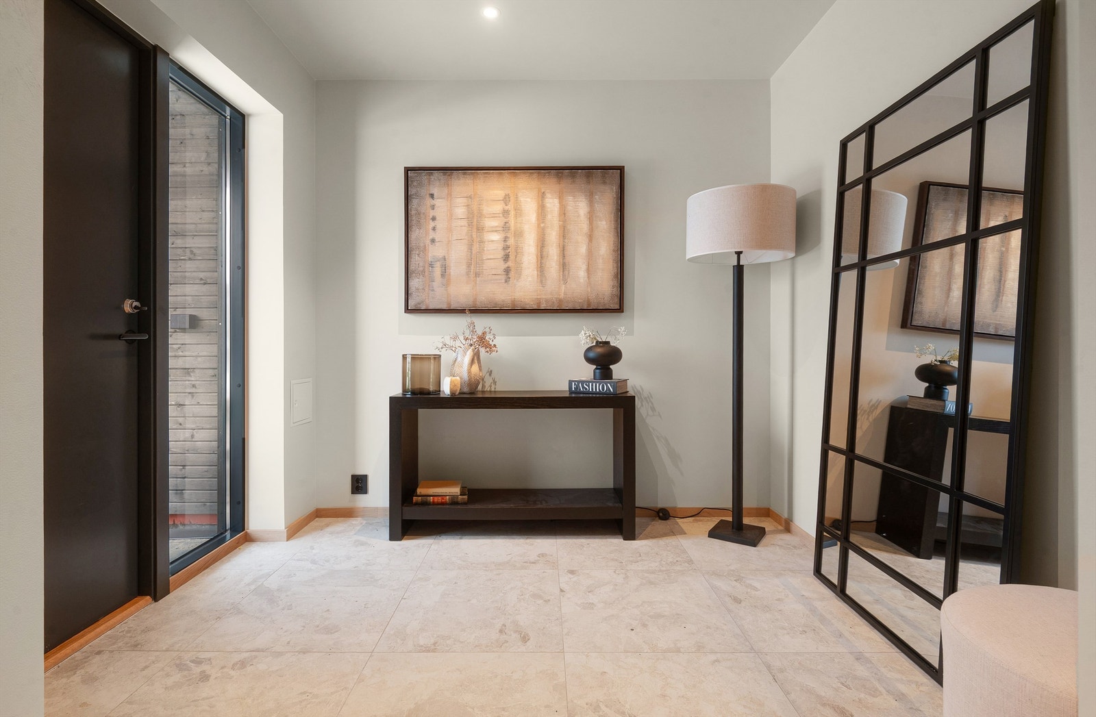 Inngangspartiet i underetasjen ønsker velkommen inn i en lys og romslig hall. Galleribilde