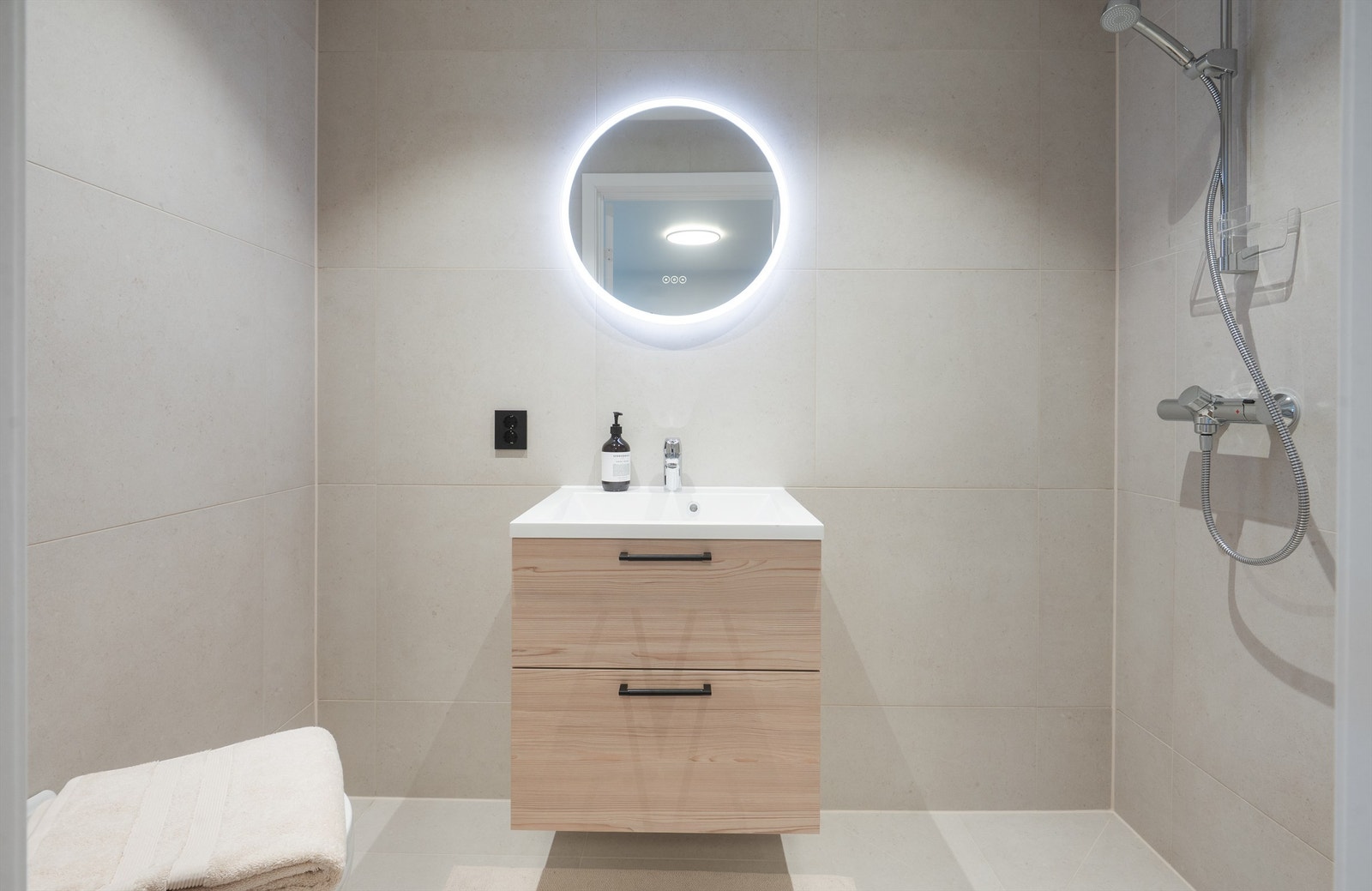 Badet i underetasjen er utstyrt med vegghengt toalett, servant og dusj. Galleribilde