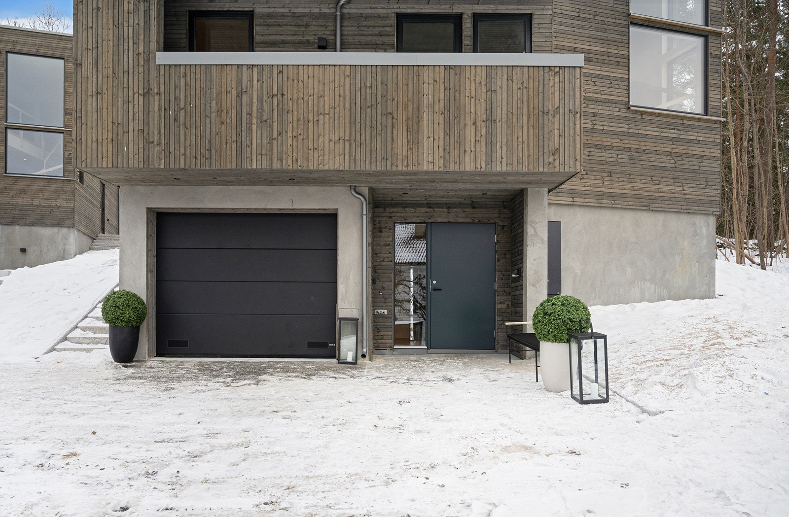 Overbygget inngangsparti og direkte adkomst til garasjen. Galleribilde