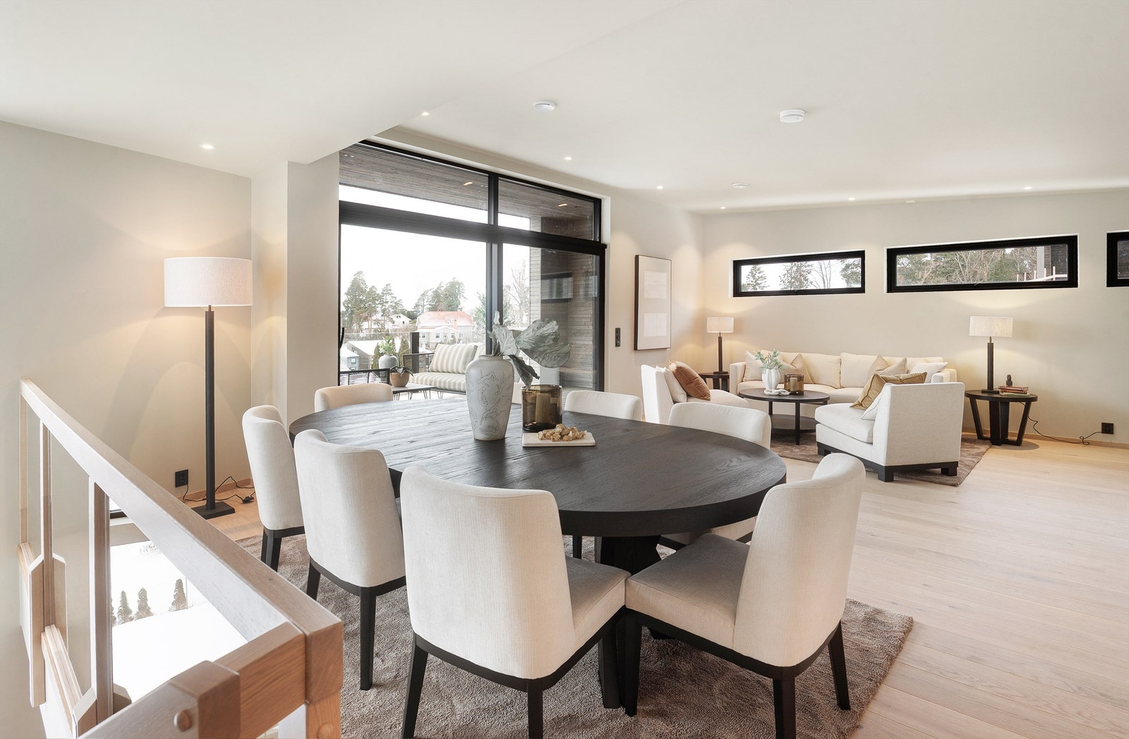 Spisestuen har plass til et stort langbord for sosiale sammenkomster. Galleribilde