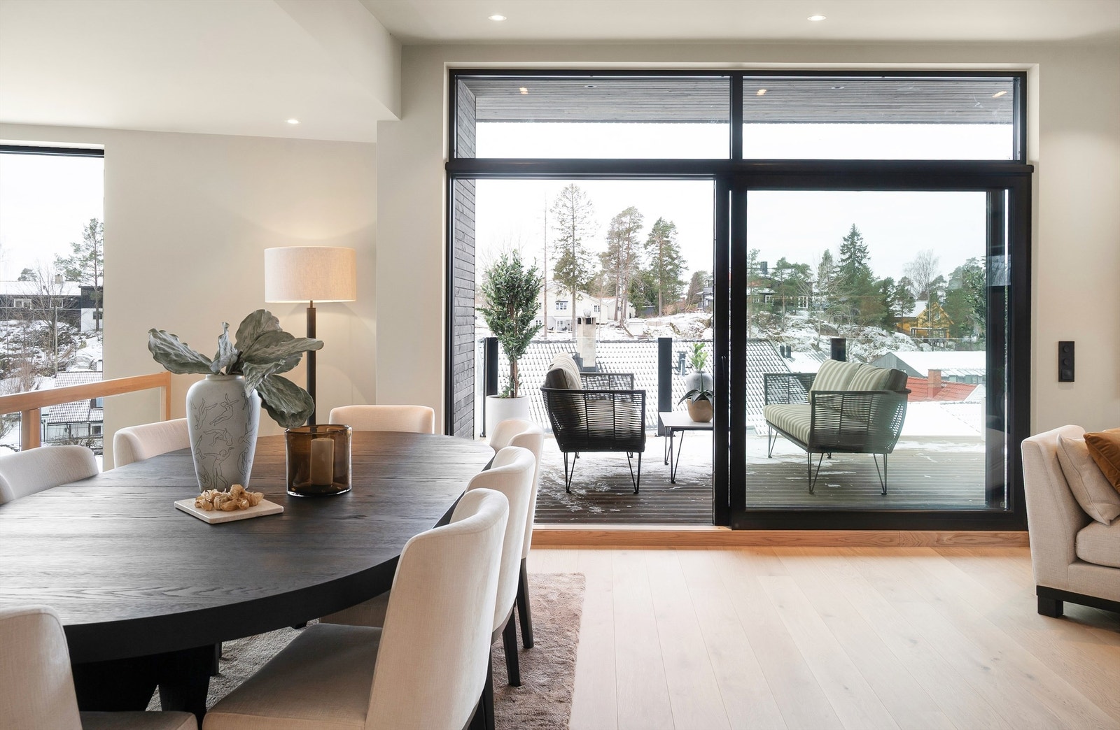 Spisestuen flyter sømløst over i uteområdet på balkongen. Galleribilde