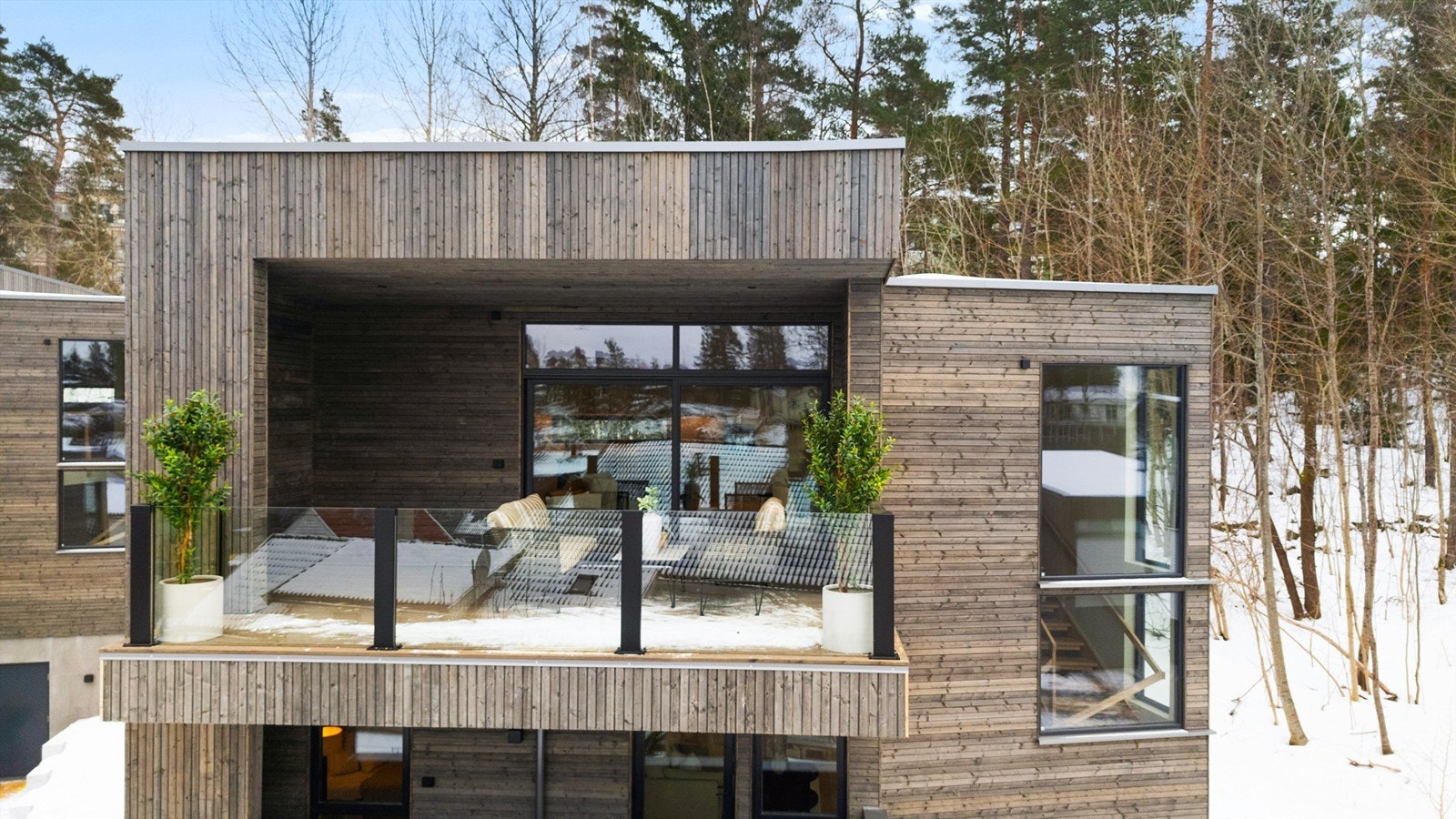 En nybygget enebolig fra 2026 med moderne arkitektur og store vindusflater. Galleribilde