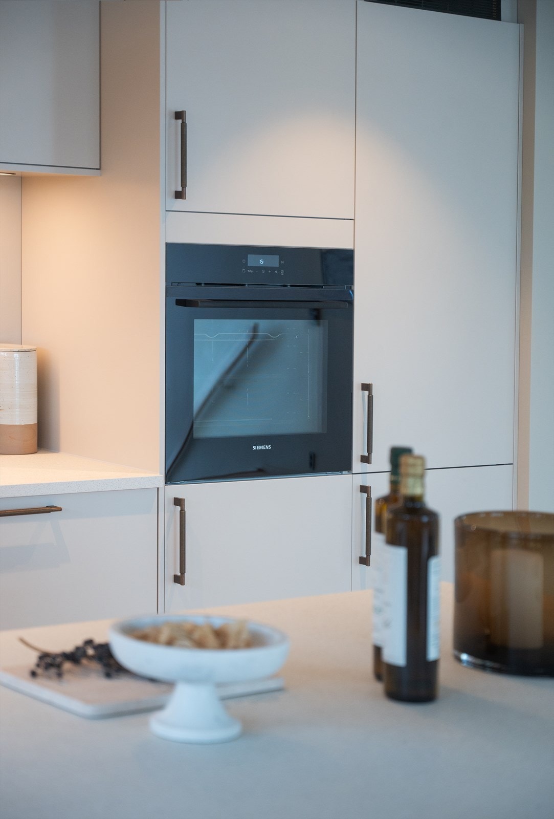 Hvitevarer er integrert for et rent og helhetlig uttrykk. Galleribilde