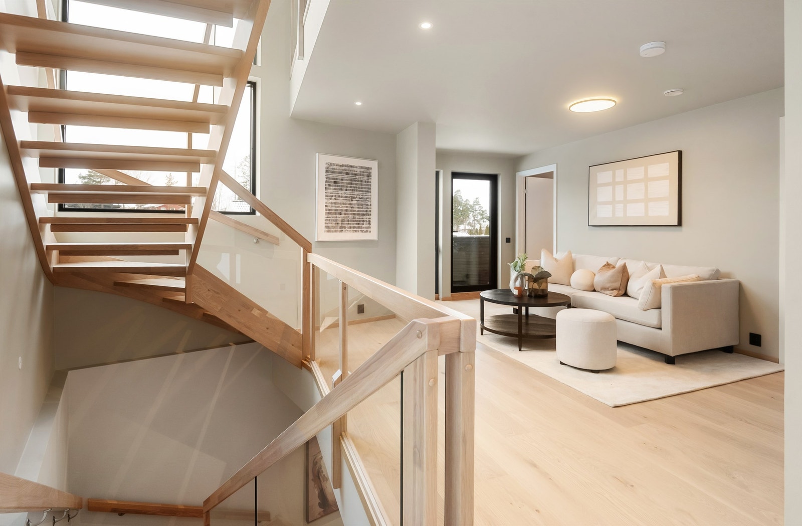 I første etasje finner vi en lys og luftig stue med utgang til balkong. Galleribilde