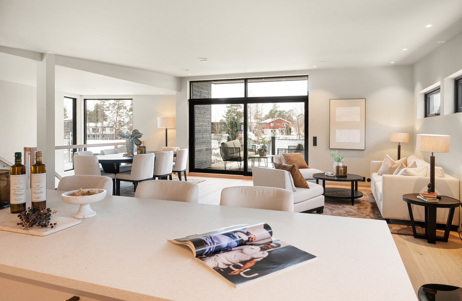 Fra stuen er det direkte utgang til en stor balkong. Galleribilde