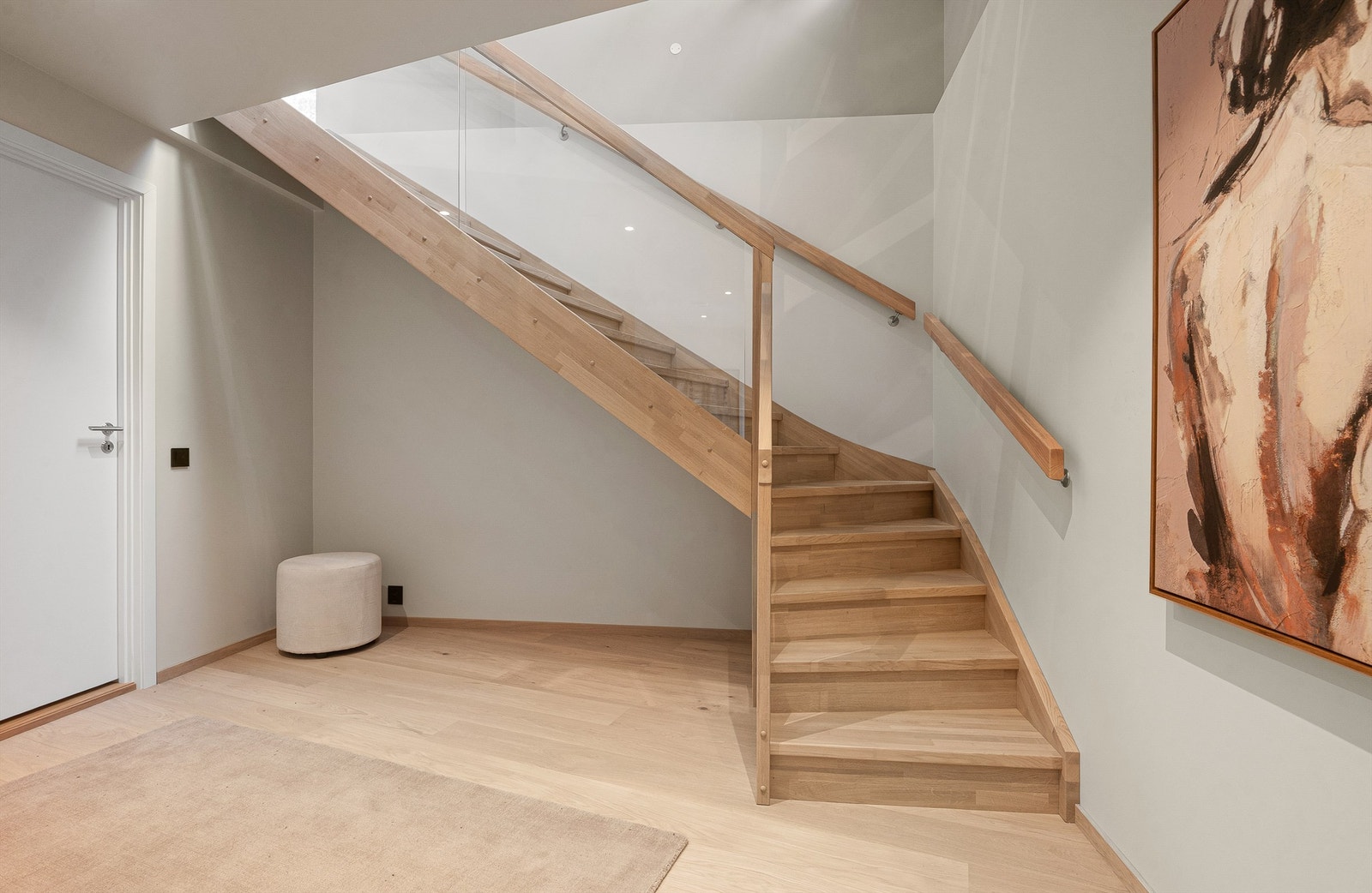 Trapperommet har gjennomgående materialvalg som binder etasjene sammen. Galleribilde