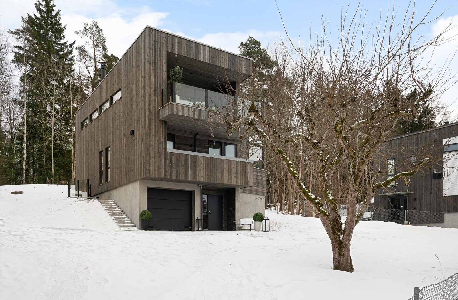 Eiendommen ligger høyt og tilbaketrukket til i et populært og barnevennlig boligområde. Galleribilde