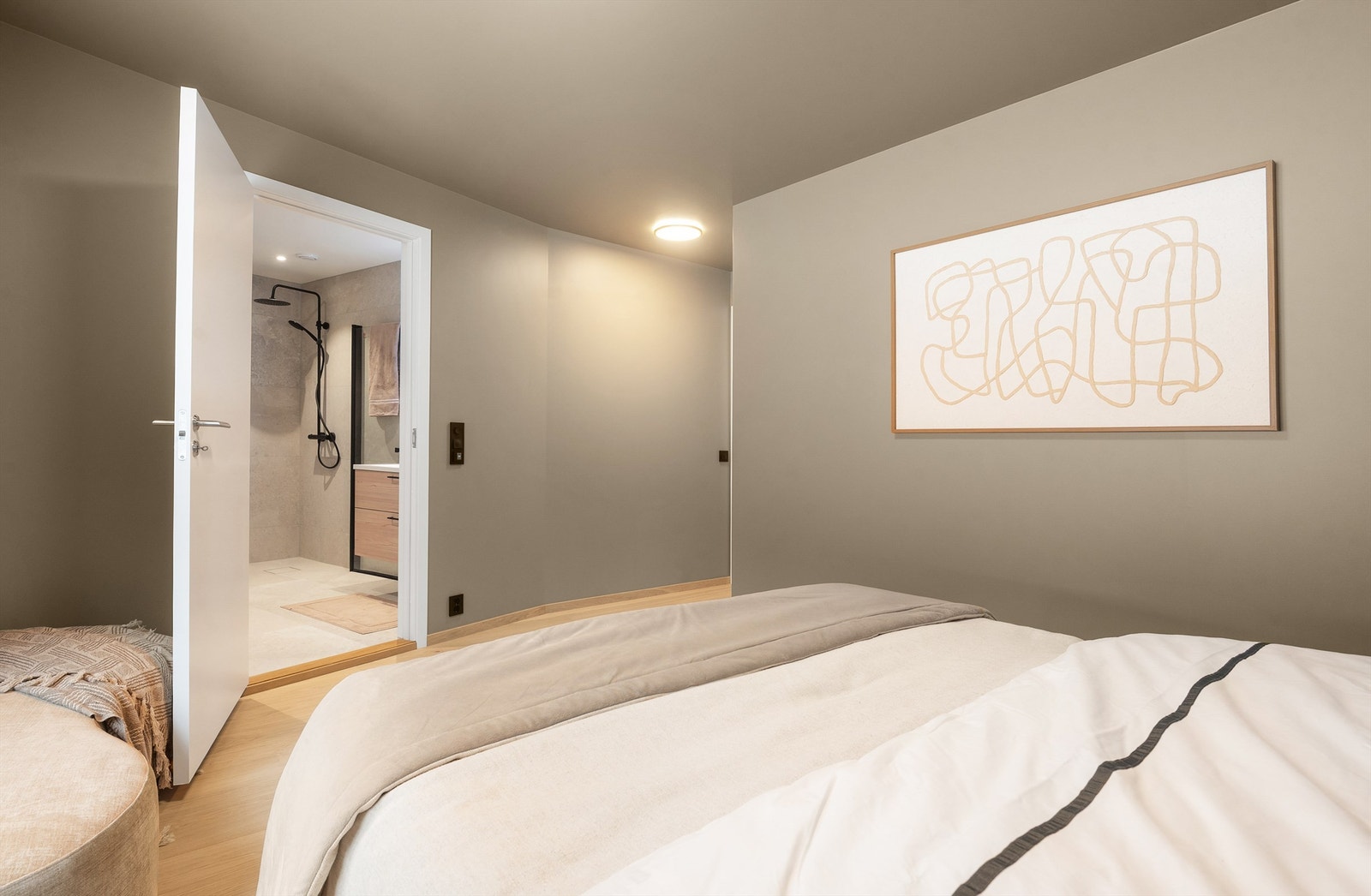 Hovedsoverommet har direkte tilgang til eget, privat bad. Galleribilde