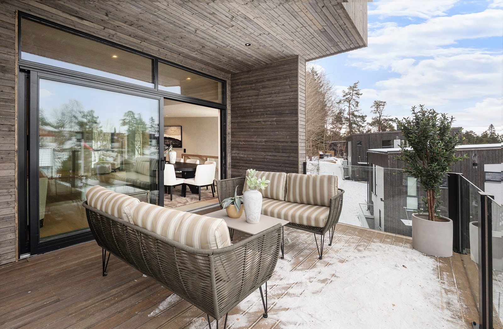 Her er det god plass til både sittegruppe og spisebord. Galleribilde