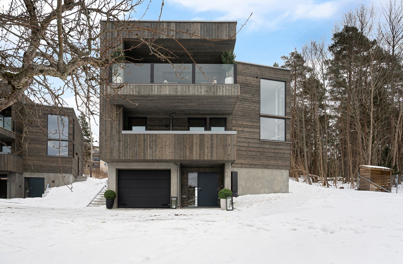 Boligen har en gjennomtenkt arkitektur med funksjonelle uteplasser i flere nivåer. Galleribilde