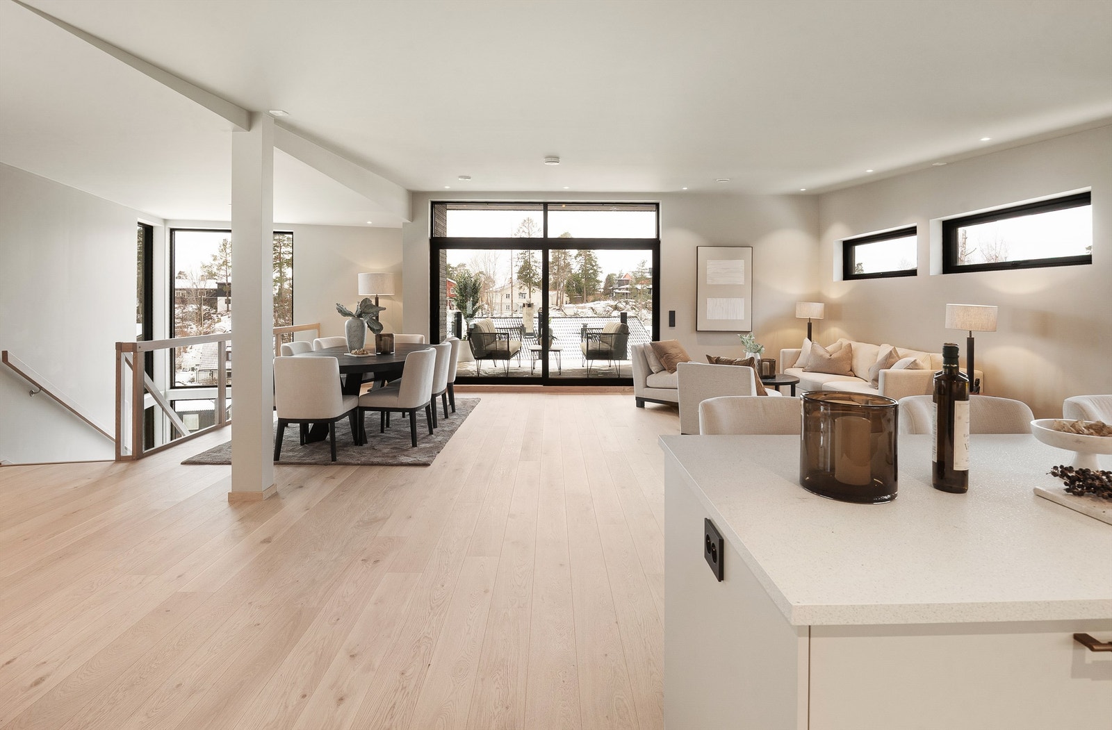 Fra kjøkkenøya har man full oversikt over hele det sosiale allrommet. Galleribilde