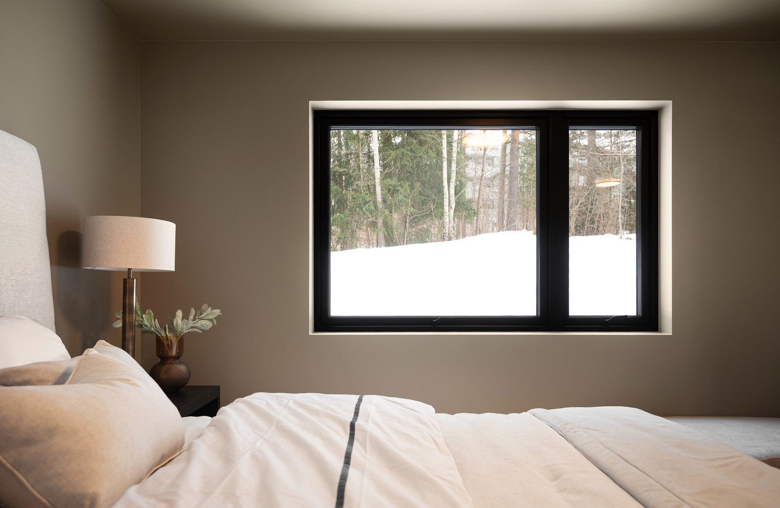 Vinduet rammer inn den grønne utsikten. Galleribilde