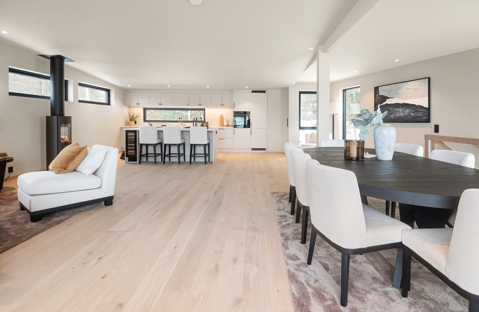 Gjennomgående, lys eikeparkett på gulv i hele etasjen. Galleribilde