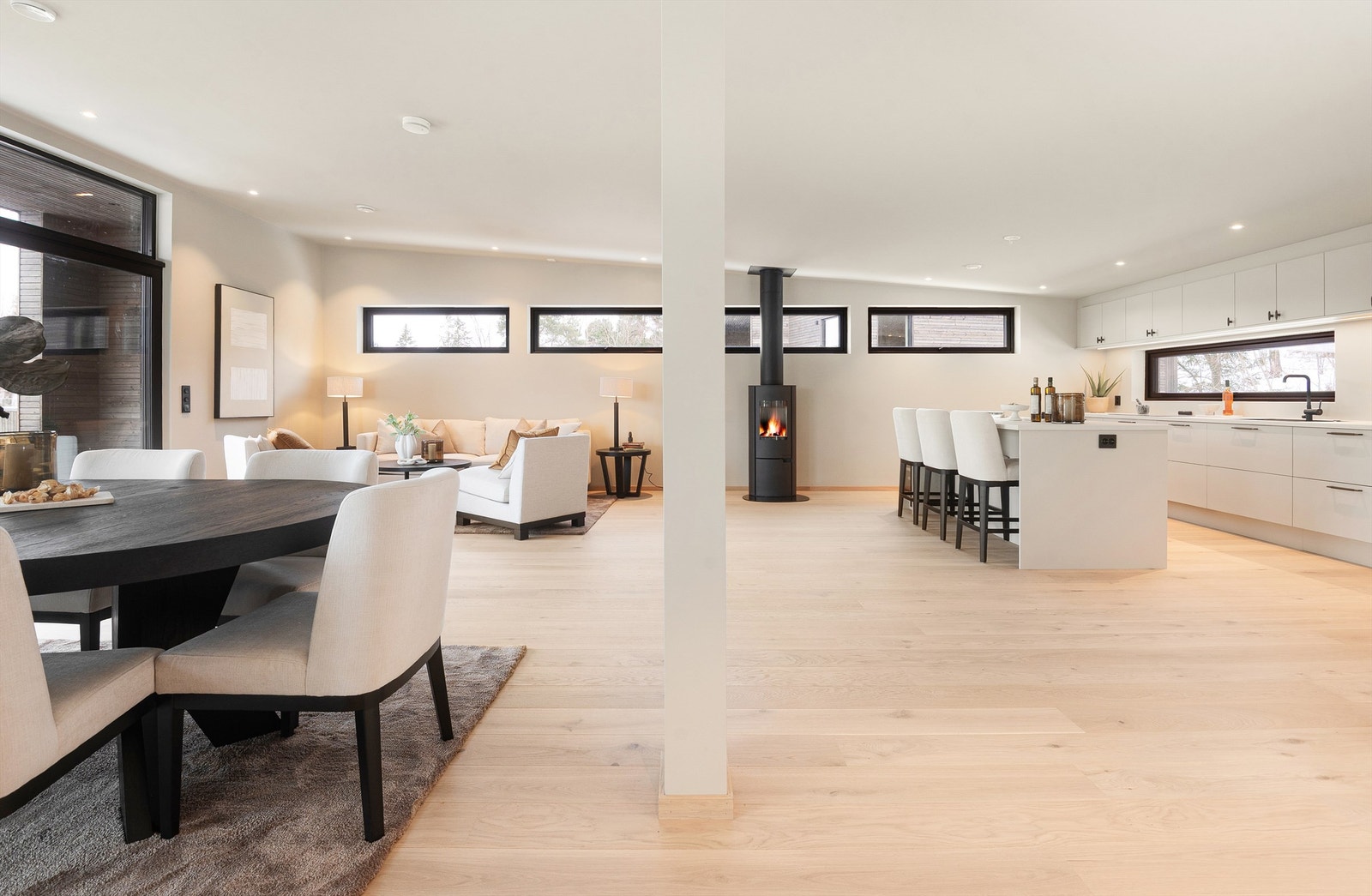 Toppetasjen er et stort, åpent allrom med stue, spisestue og kjøkken. Galleribilde