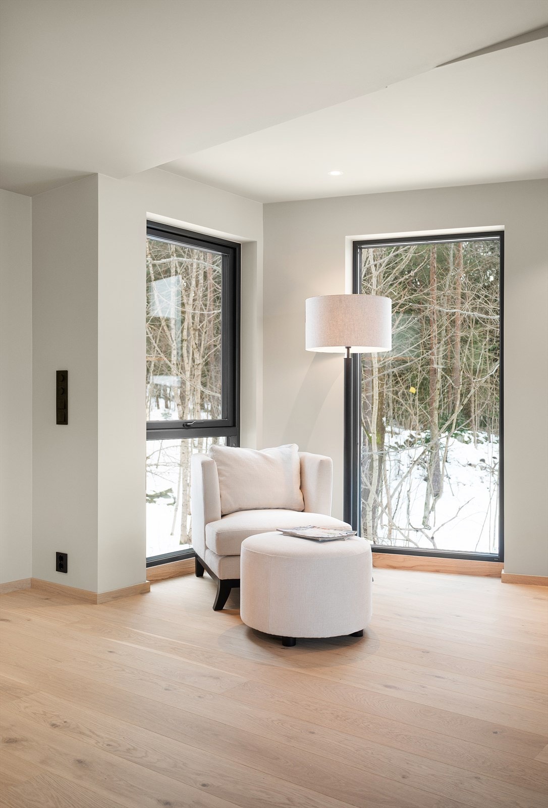 En rolig krok med store vinduer er ideell for en lesestol. Galleribilde