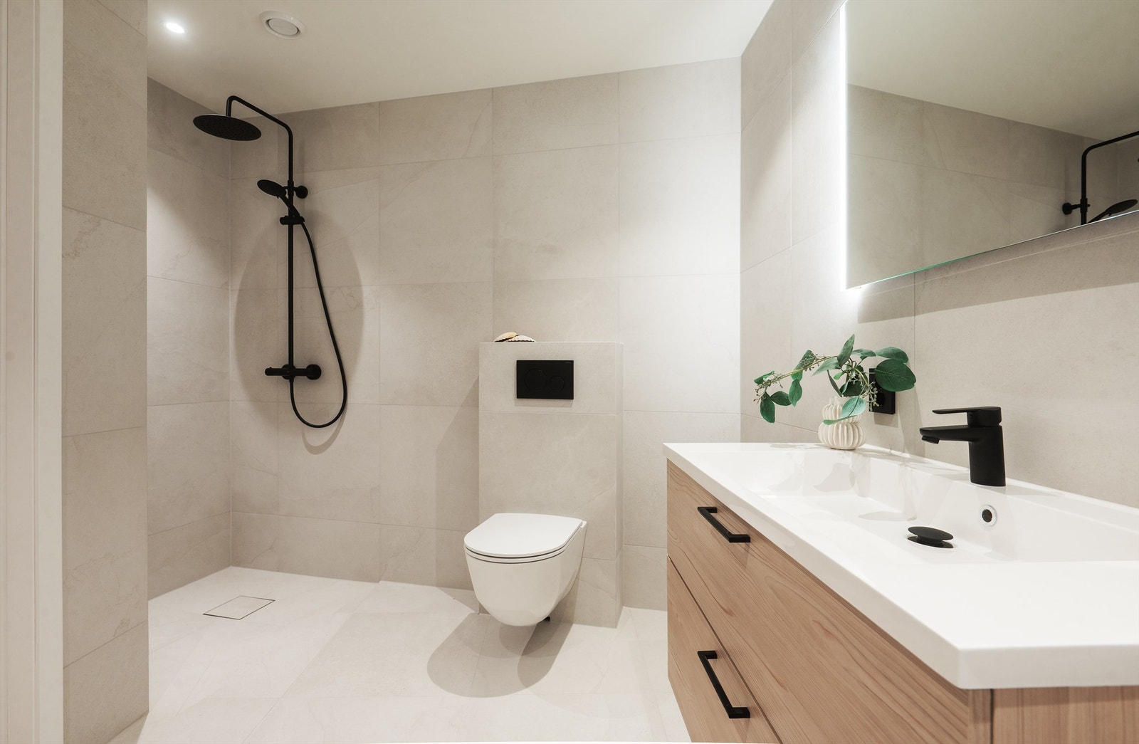 I tillegg til badekaret har badet en romslig dusjsone. Galleribilde