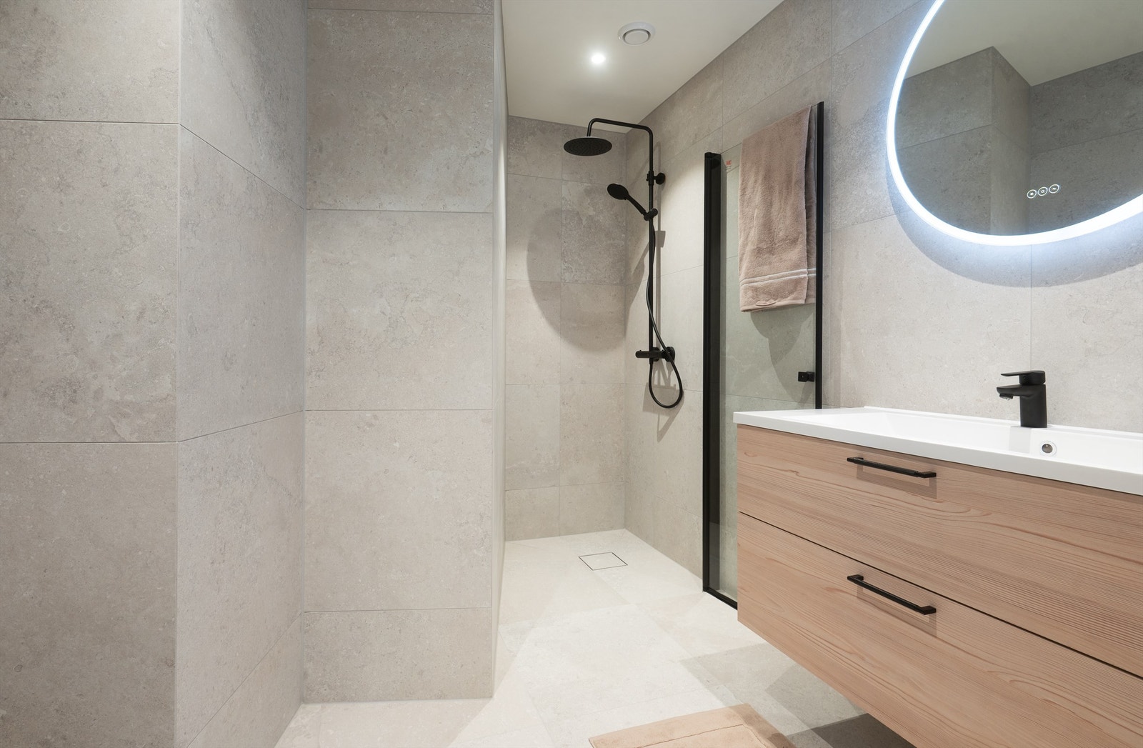 Det private badet er delikat innredet med moderne fliser og armaturer. Galleribilde