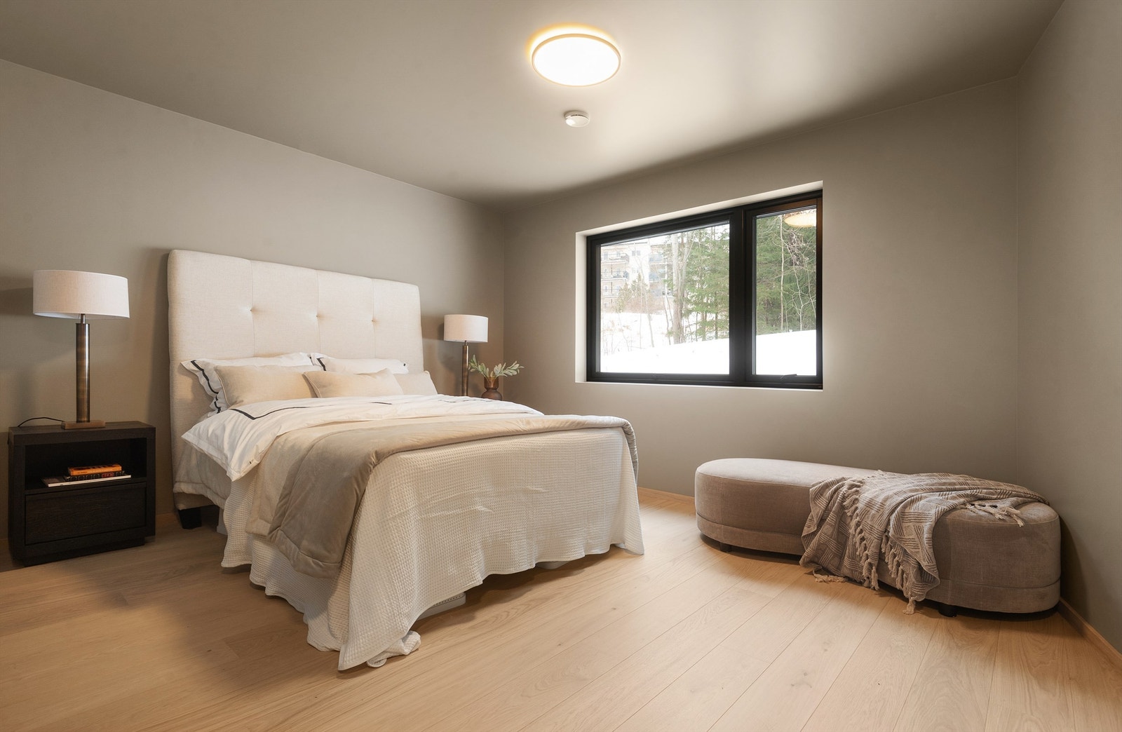 Hovedsoverommet er romslig og har god plass til dobbeltseng og garderobeløsning. Galleribilde