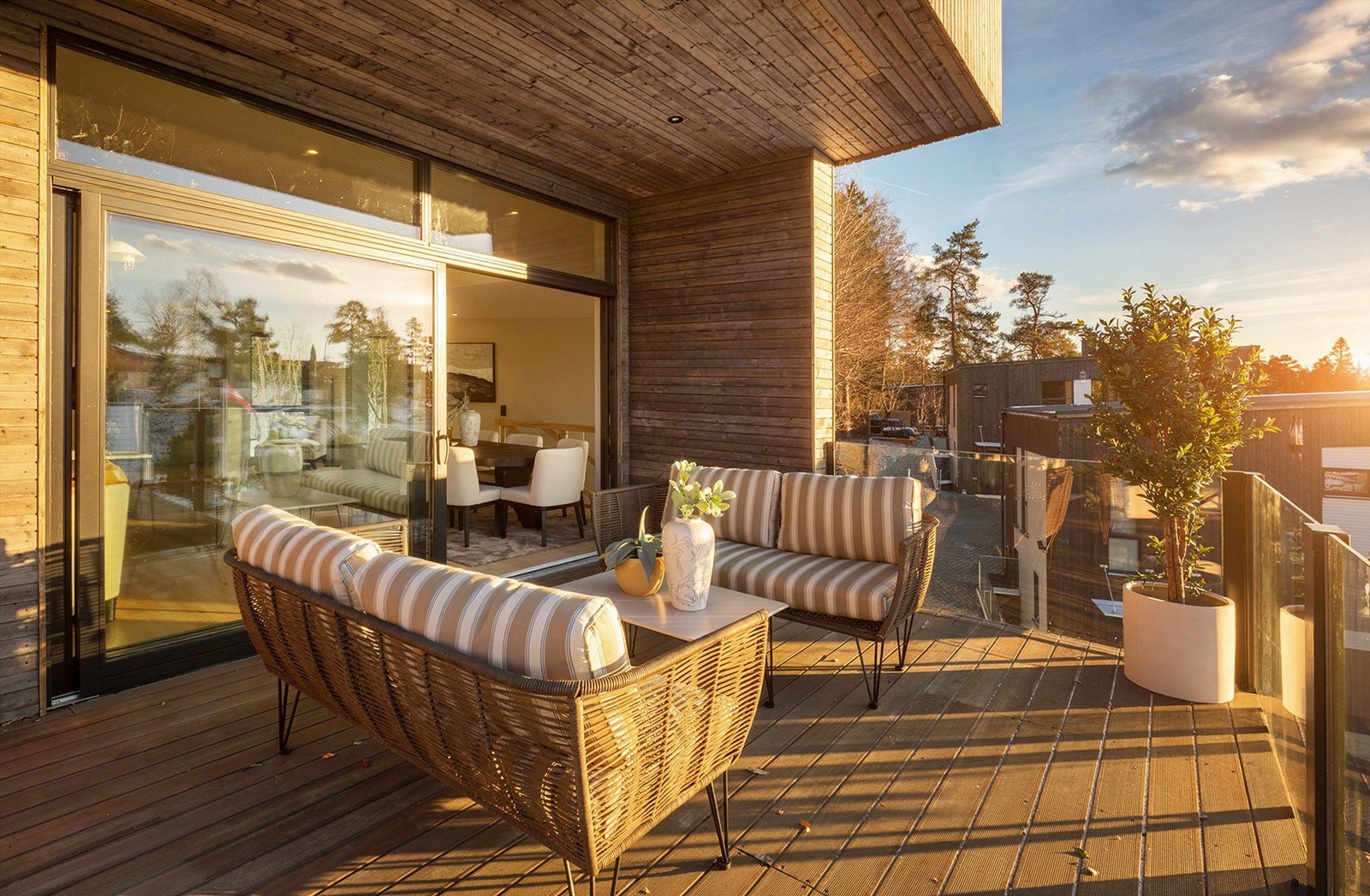 Romslig vestvendt terrasse med gode solforhold Galleribilde