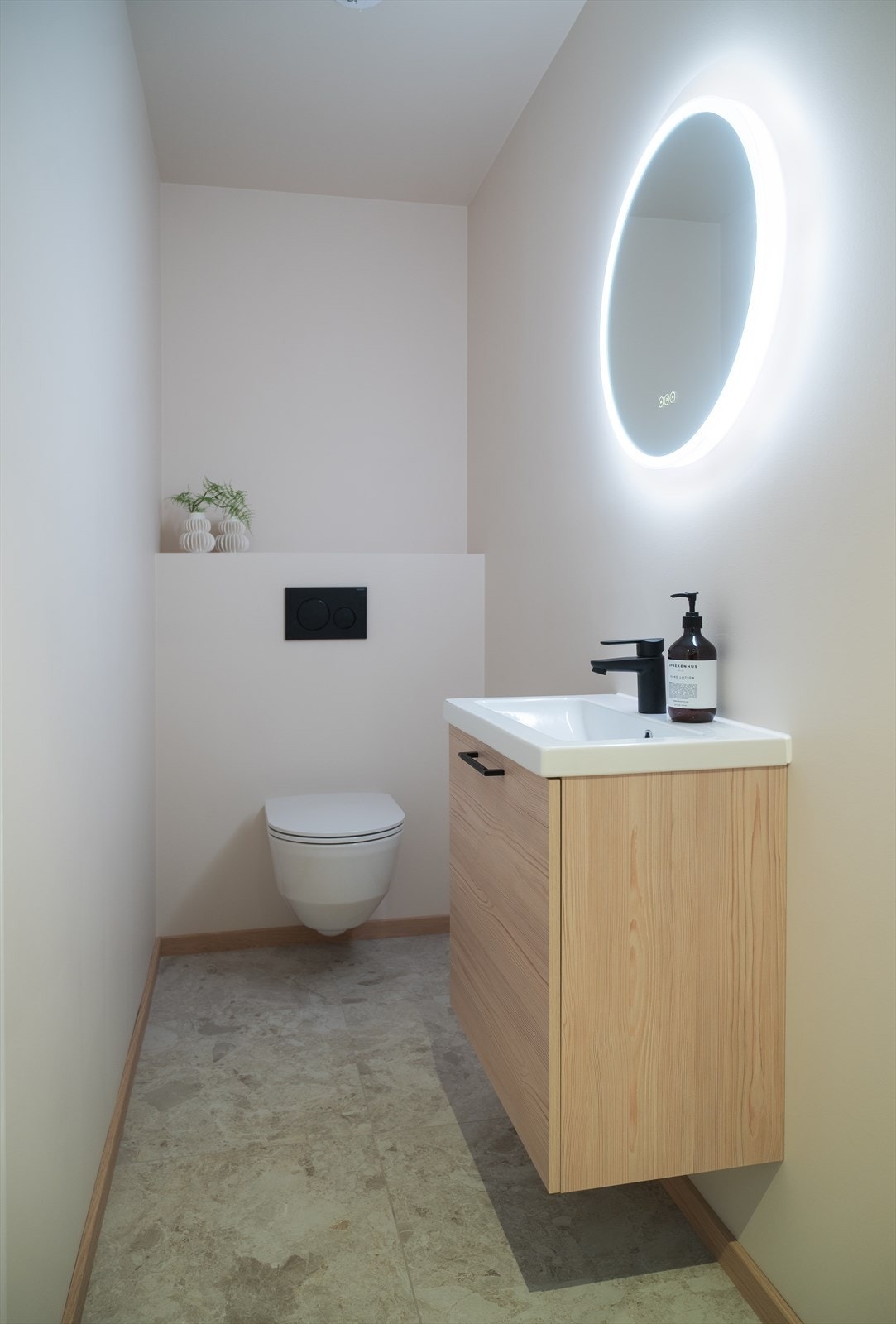 Praktisk, separat toalett i tilknytning til entréen. Galleribilde