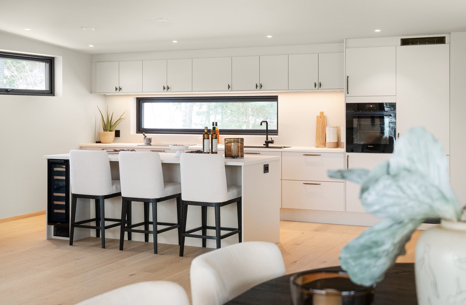 Kjøkkenøya fungerer som en naturlig arbeids- og serveringssone. Galleribilde