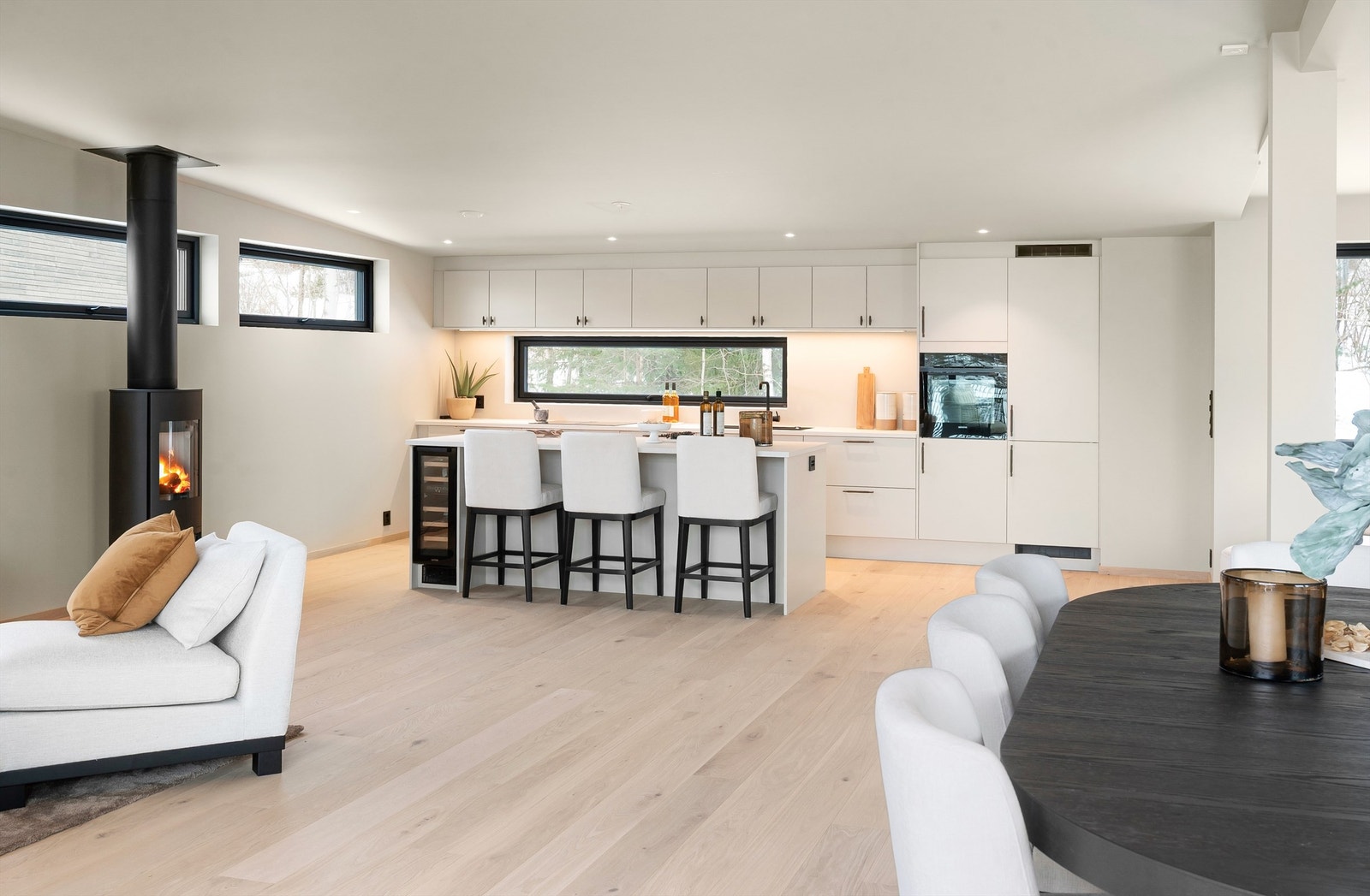 Kjøkkenet er sosialt plassert i åpen løsning mot stuen. Galleribilde