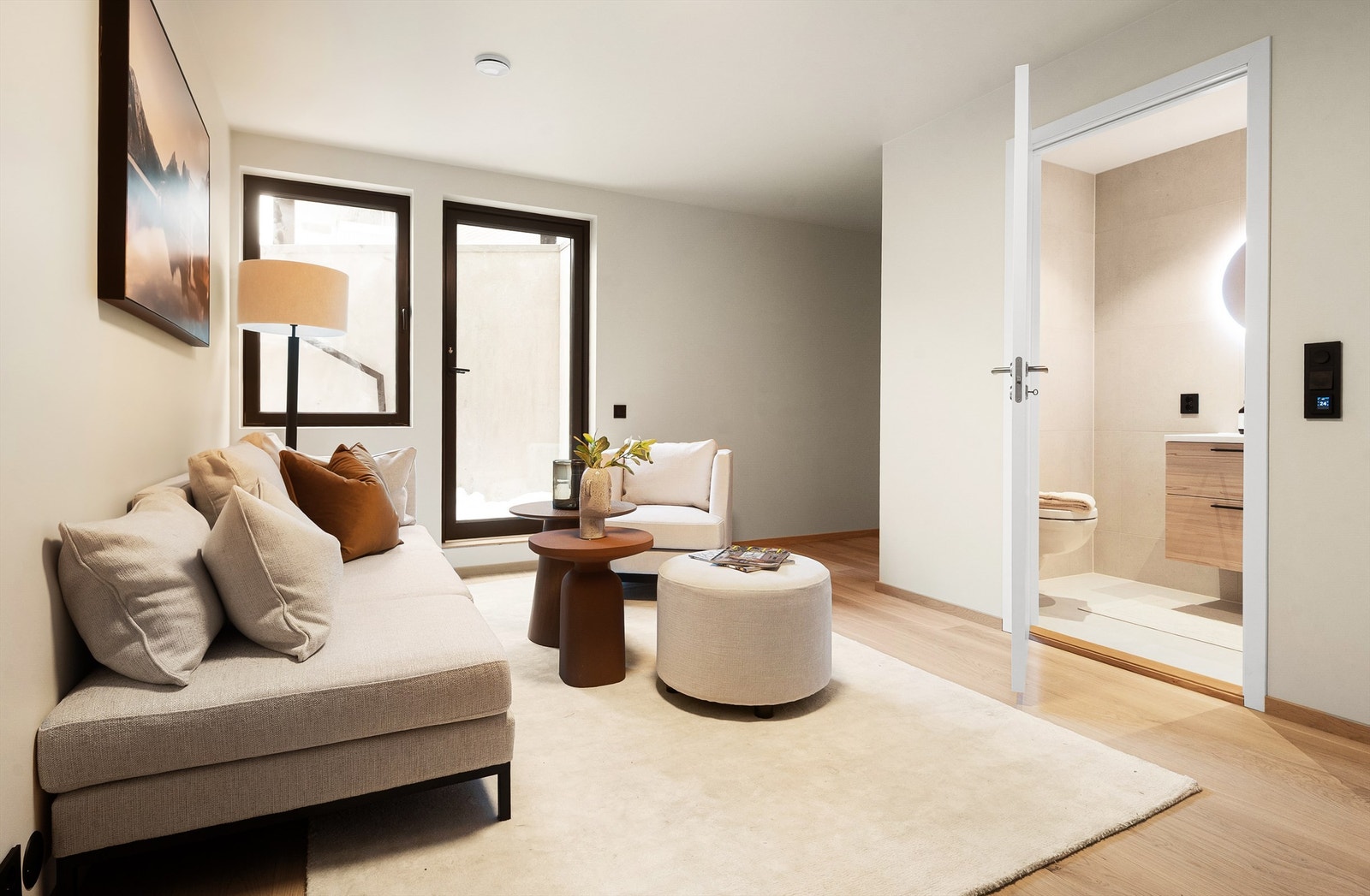 Det er direkte adkomst til et av boligens totalt tre bad. Galleribilde