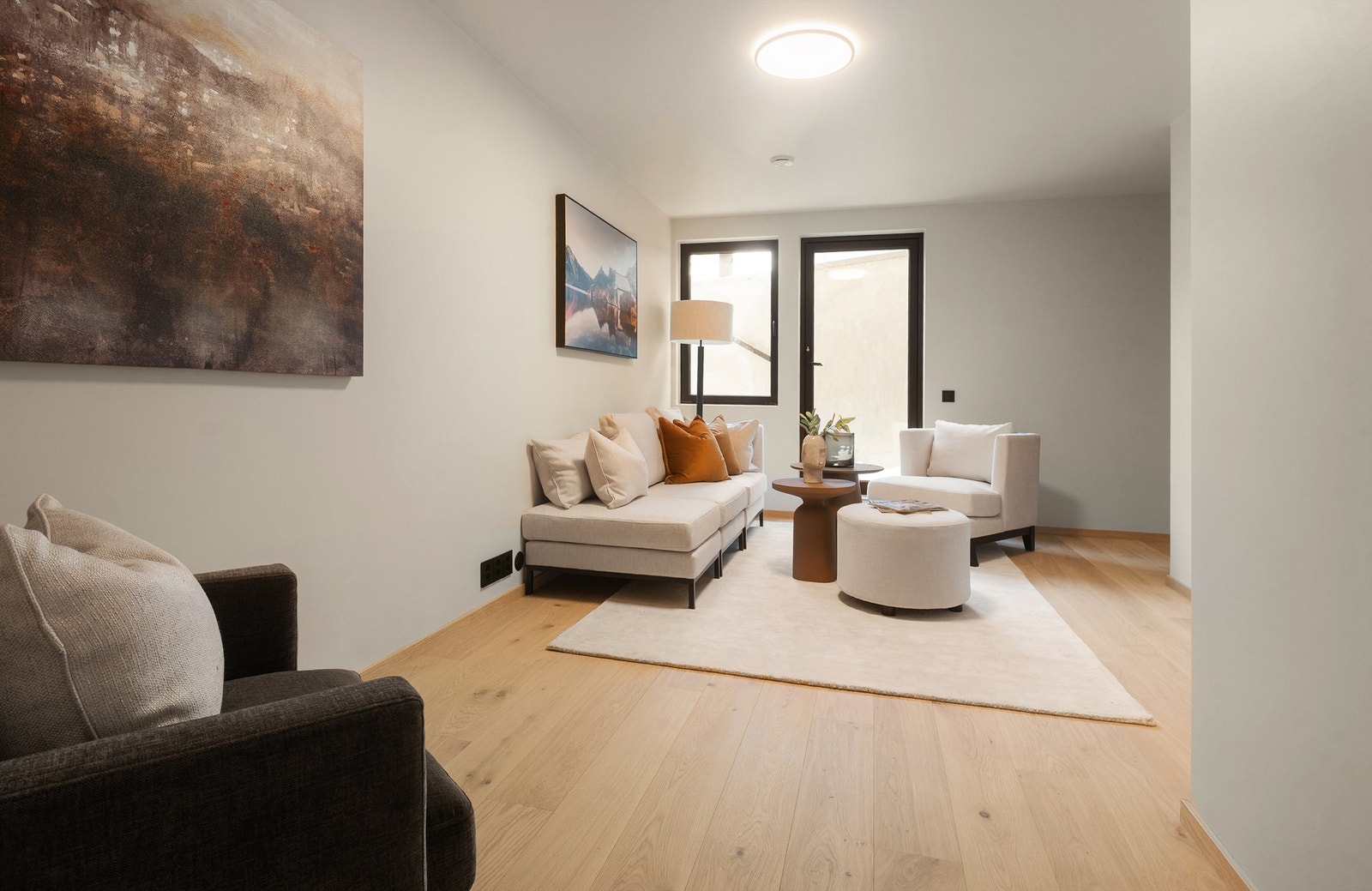 Underetasjen inneholder også TV-stue eller lekerom (ikke godkjent varig opphold)med egen inngang og tilhørende bad. Vann og avløp ligger klart i veggen for etablering av kjøkken. Galleribilde