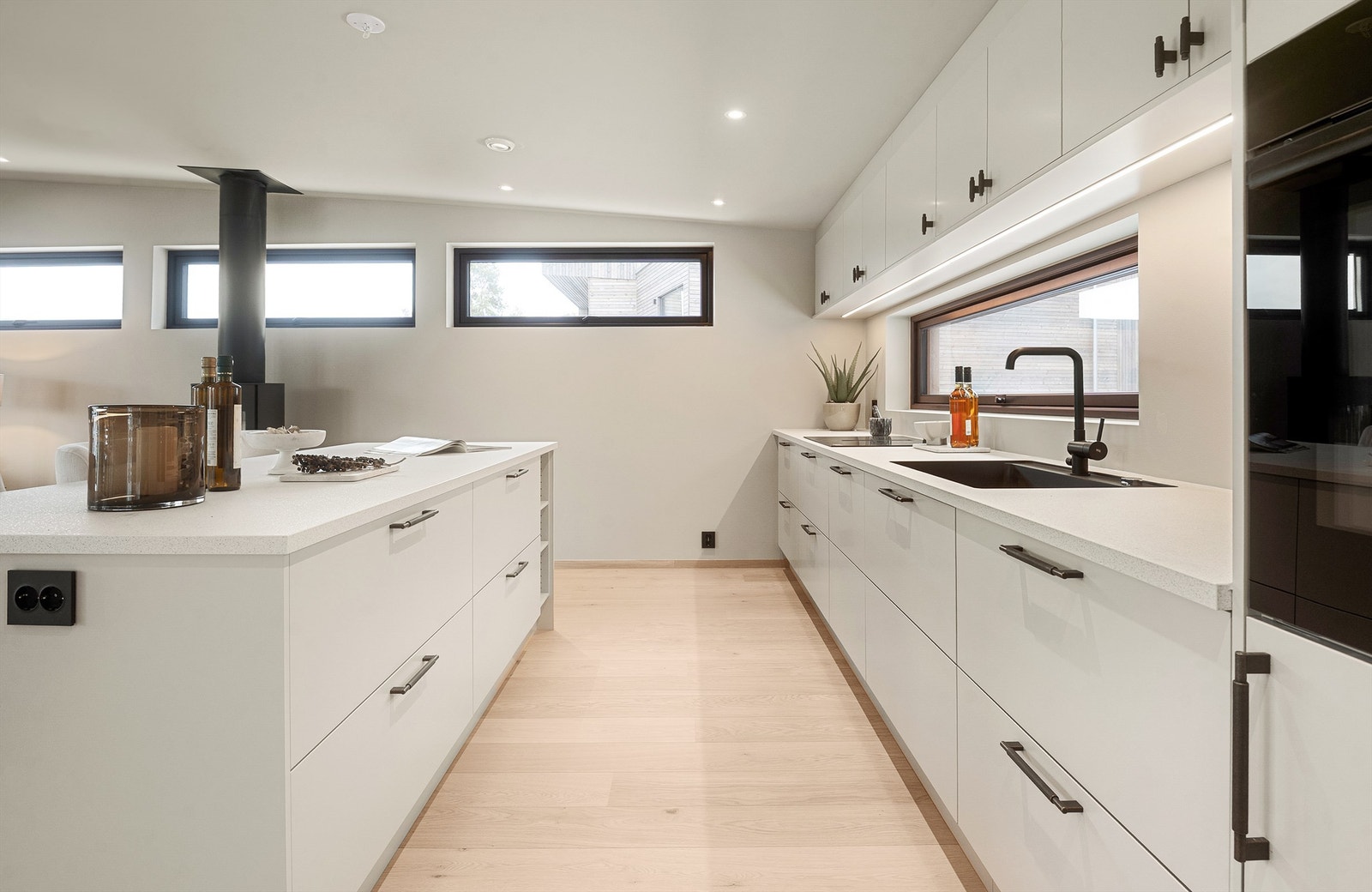 Rikelig med oppbevaringsplass i både over- og underskap. Galleribilde