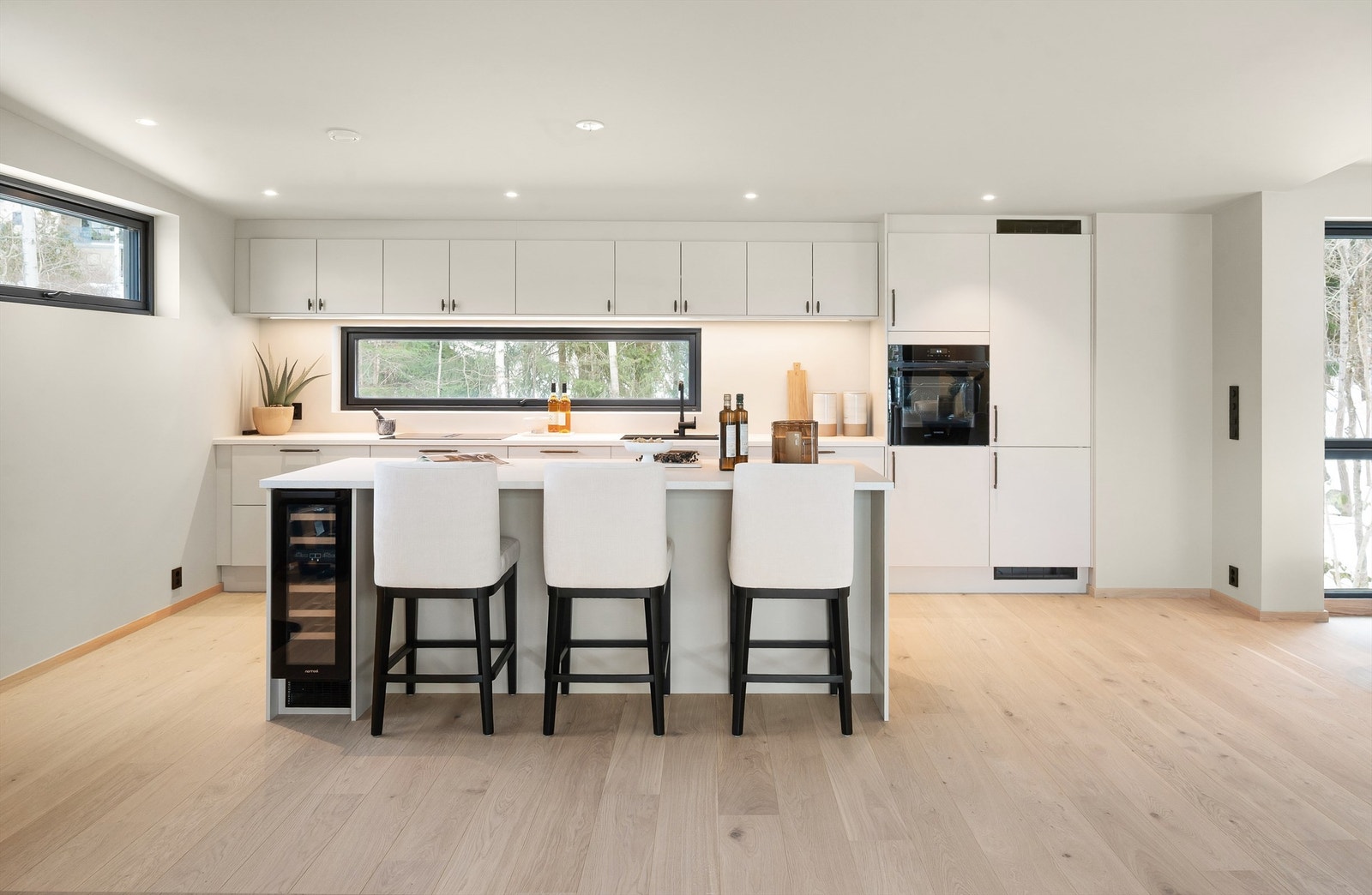 Et moderne og velutstyrt kjøkken med rikelig skap- og benkeplass. Galleribilde