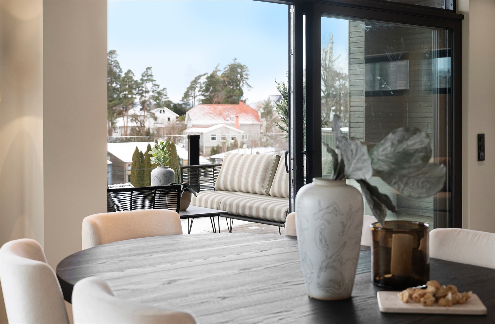 Skyvedøren i glass visker ut skillet mellom inne og ute. Galleribilde