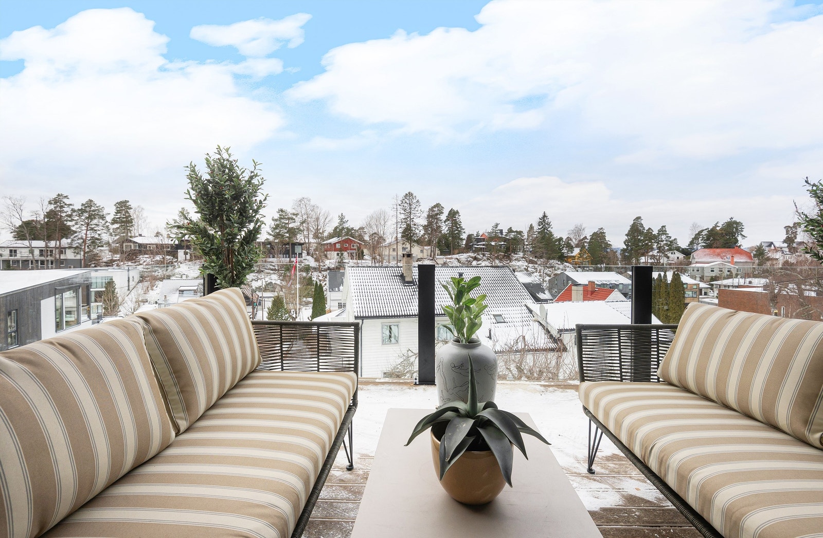 Fra balkongen er det fin utsikt over nærområdet. Galleribilde