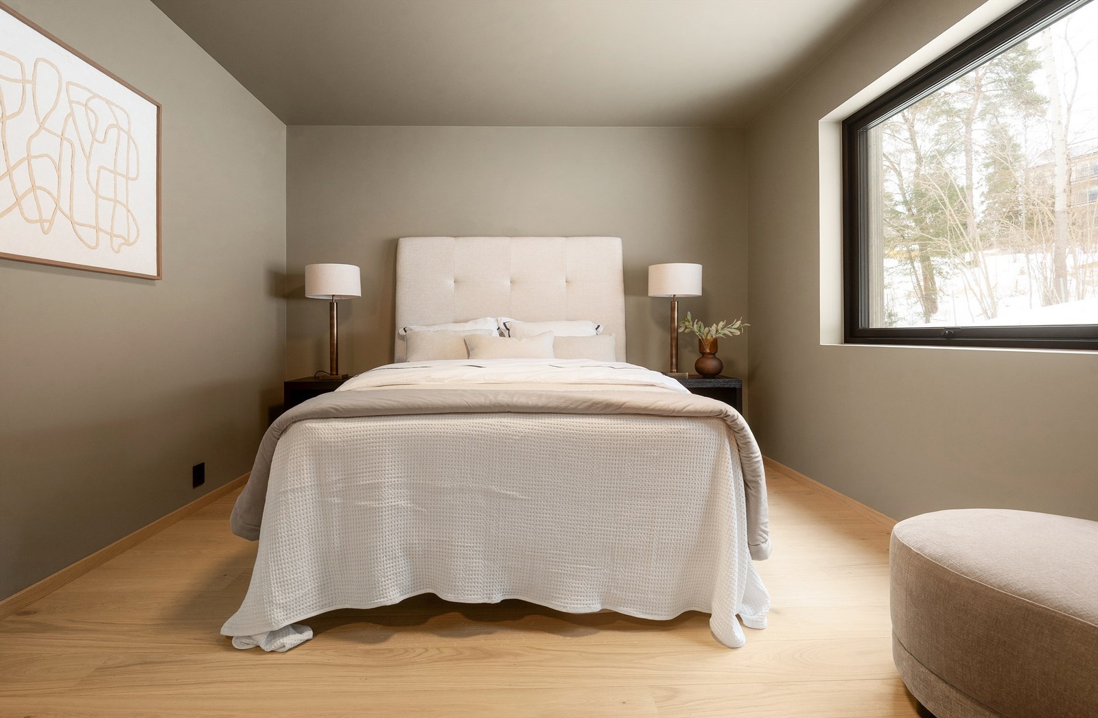 Store vinduer gir rikelig med naturlig lys inn i rommet. Galleribilde