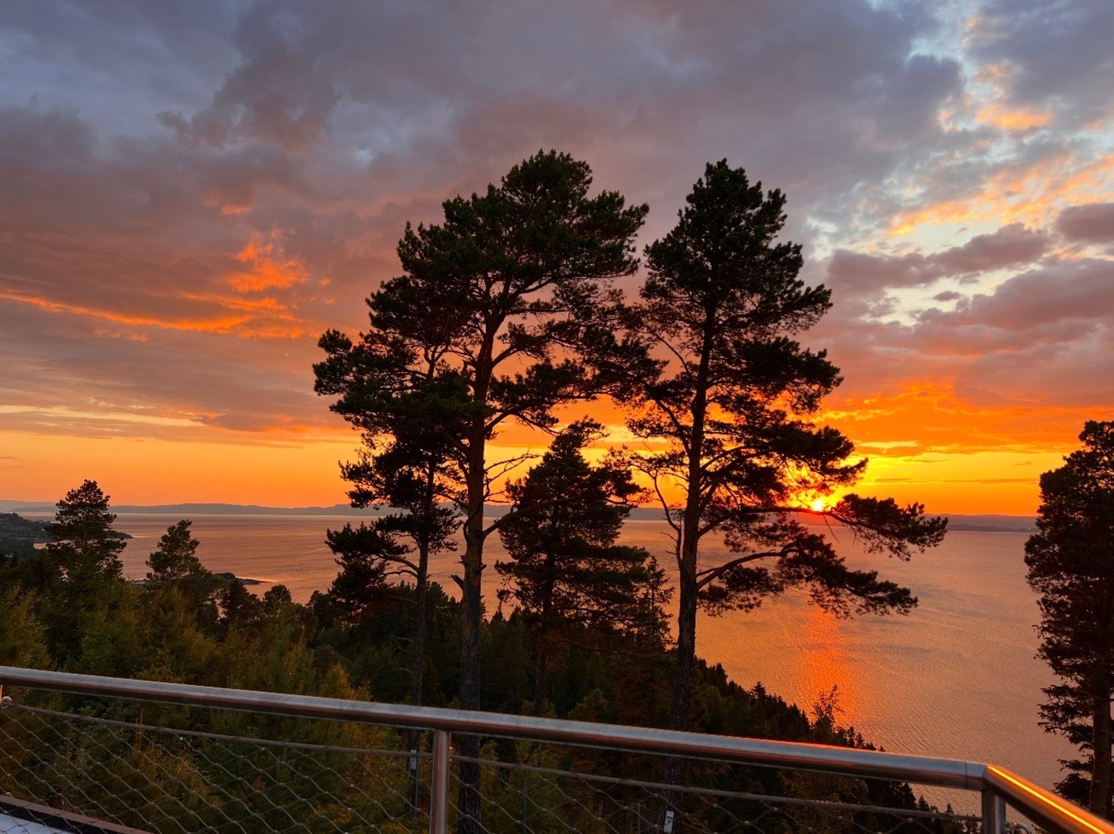 Selgers private bilder av solnedgangen på takterrassen - tatt kl. 23:15 midsommers. Galleribilde