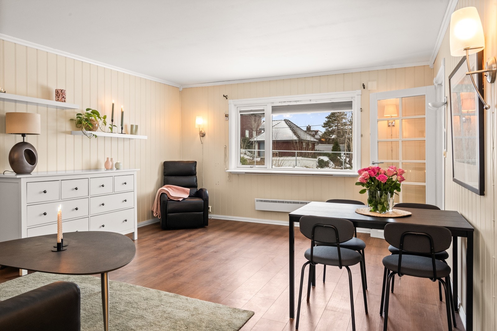 Åpen og sosial stue-/kjøkkenløsning som gir god romfølelse. Galleribilde