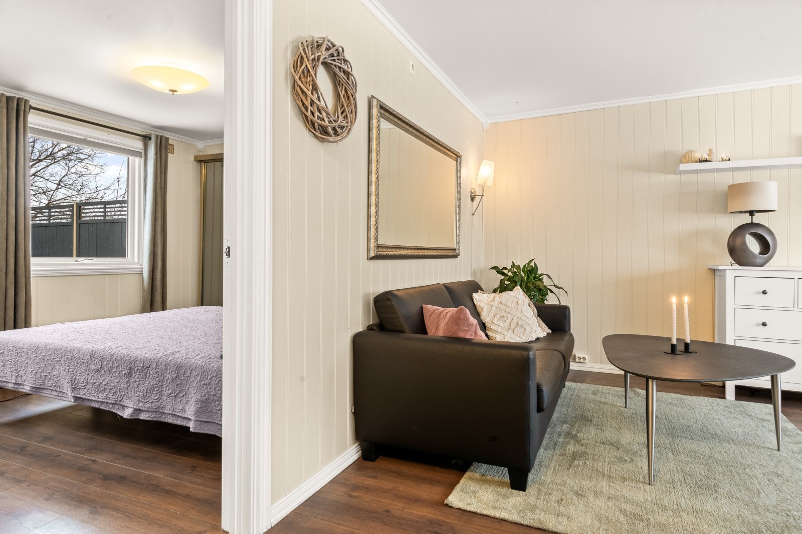 Fra stuen er det inngang til soverommet. Galleribilde