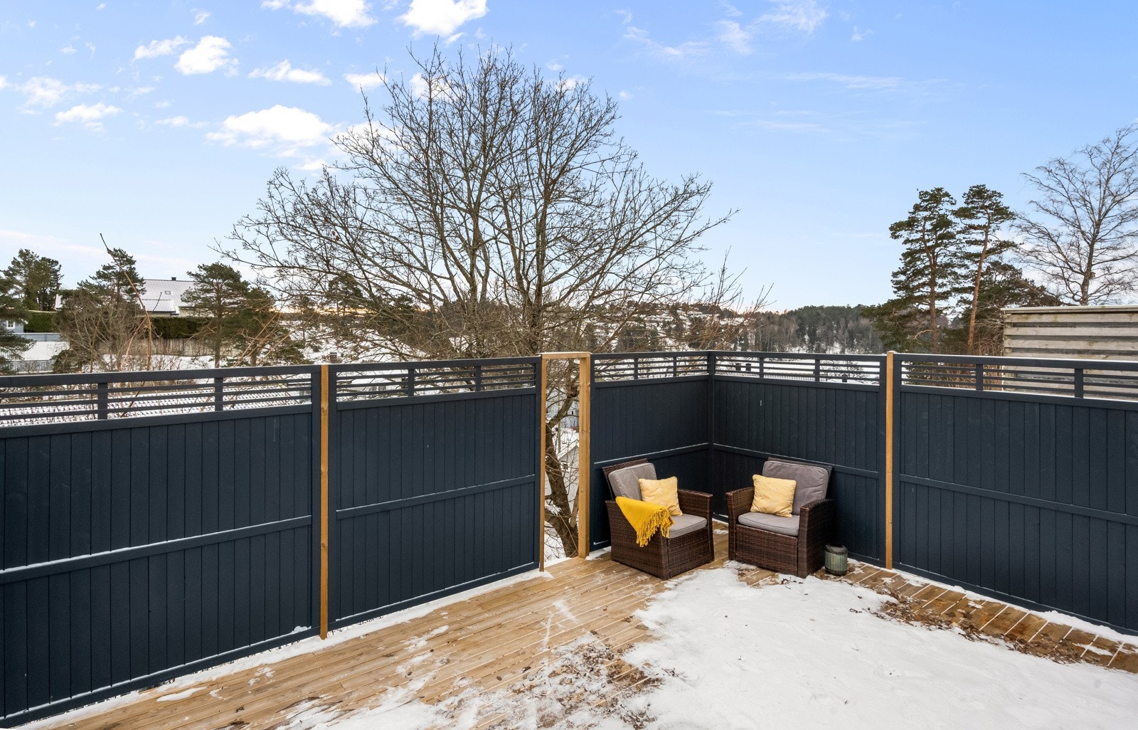 Det er fint utsyn over omgivelsene fra terrassen. Galleribilde