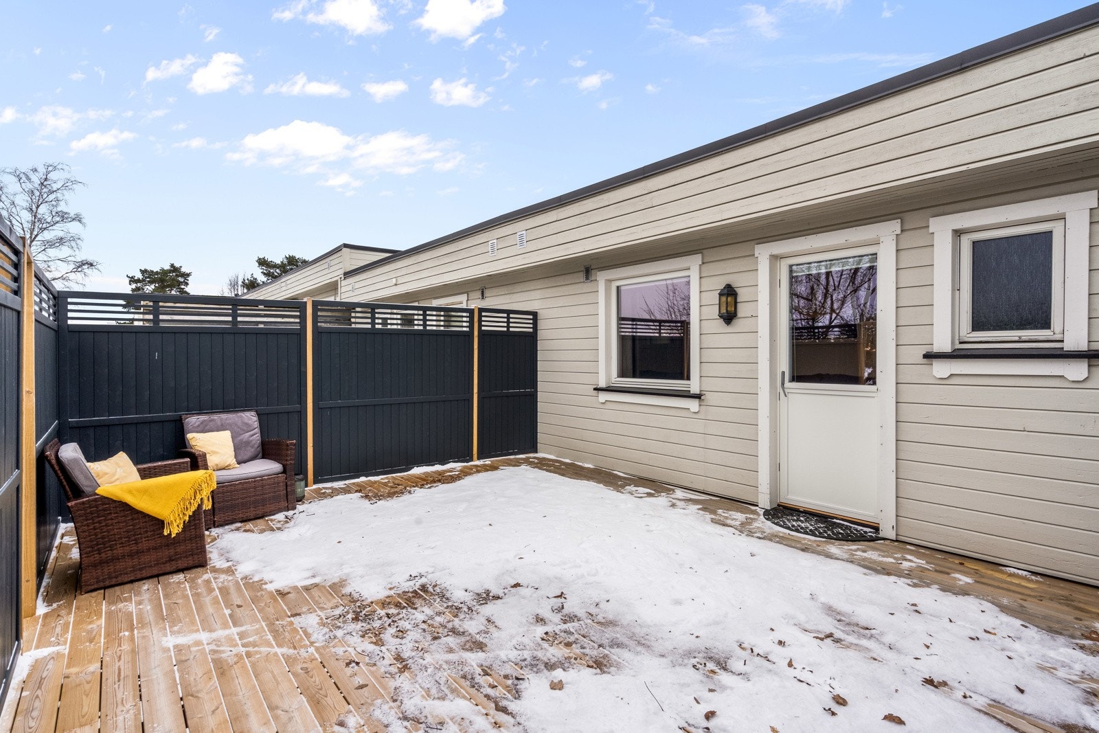 Solrik terrasse på ca. 27 kvm - perfekt for lange sommerdager, grilling og hyggelige kvelder utendørs. Galleribilde