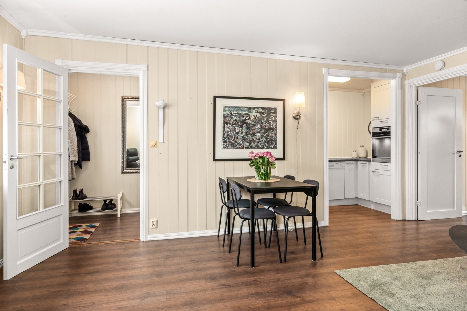 Kjøkkenet ligger i en egen liten nisje som gjør at man får ekstra god utnyttelse av plassen i stuen. Galleribilde