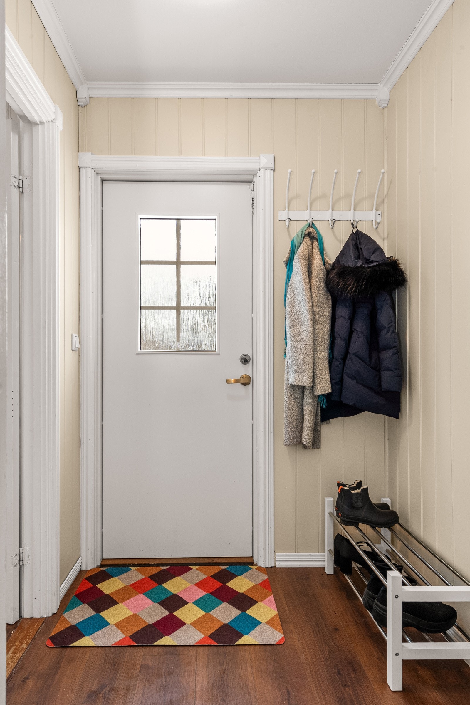 Praktisk gang/entré med plass til yttertøy og sko. Herfra har man i tillegg adkomst til en praktisk bod med ekstra lagringsplass. Galleribilde